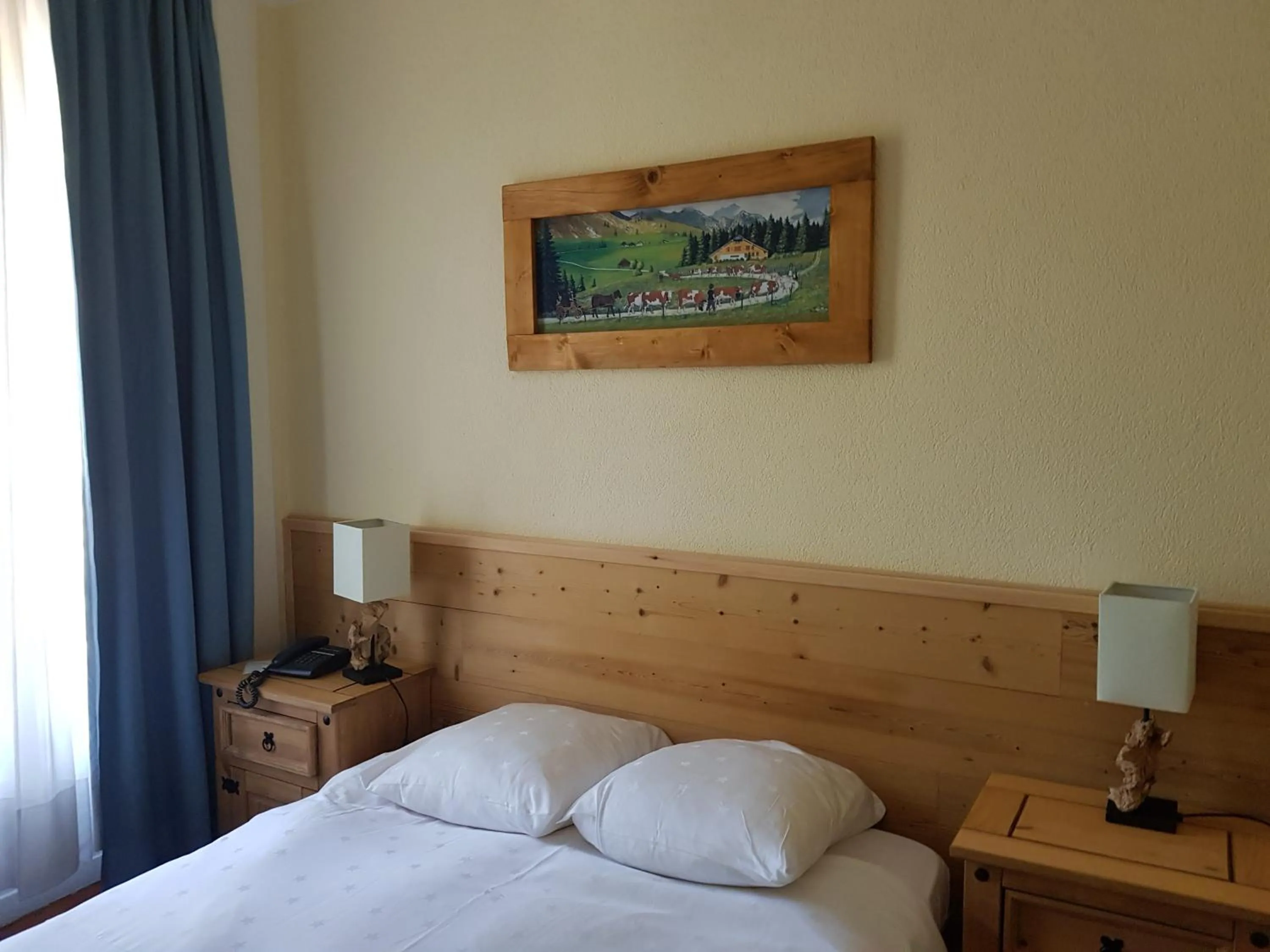 Photo of the whole room, Bed in Hotel de Geneve