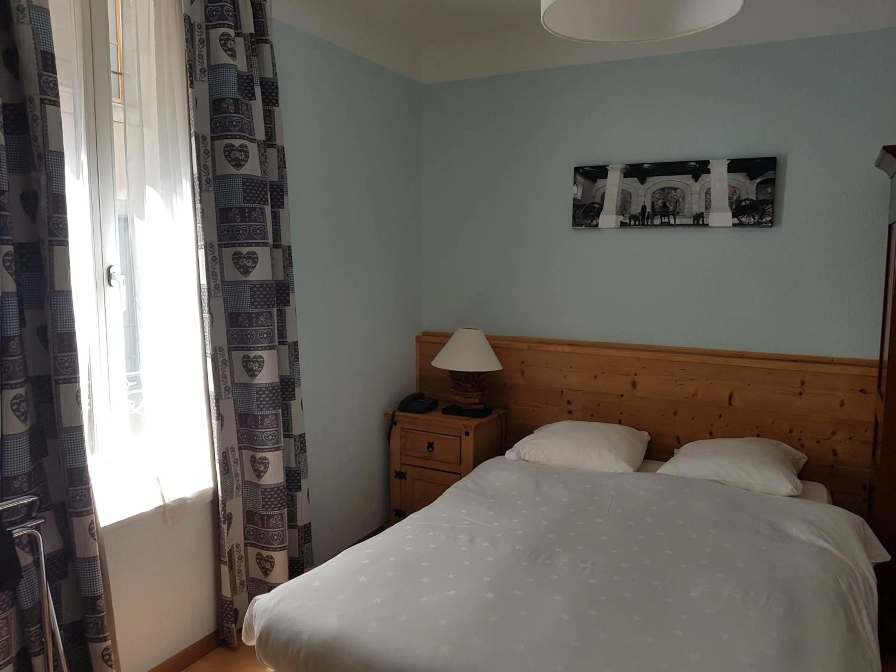 Photo of the whole room, Bed in Hotel de Geneve