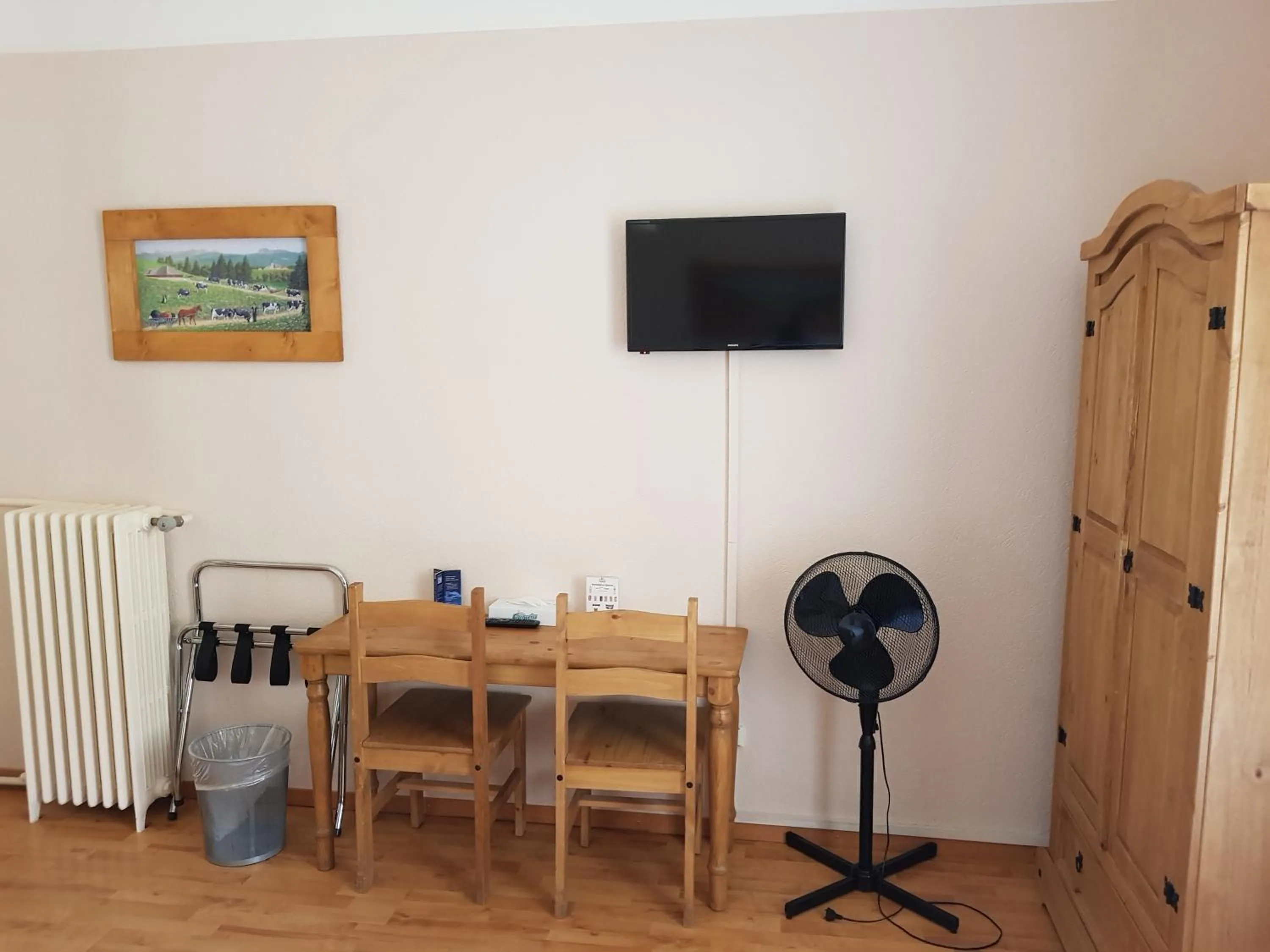 Photo of the whole room in Hotel de Geneve