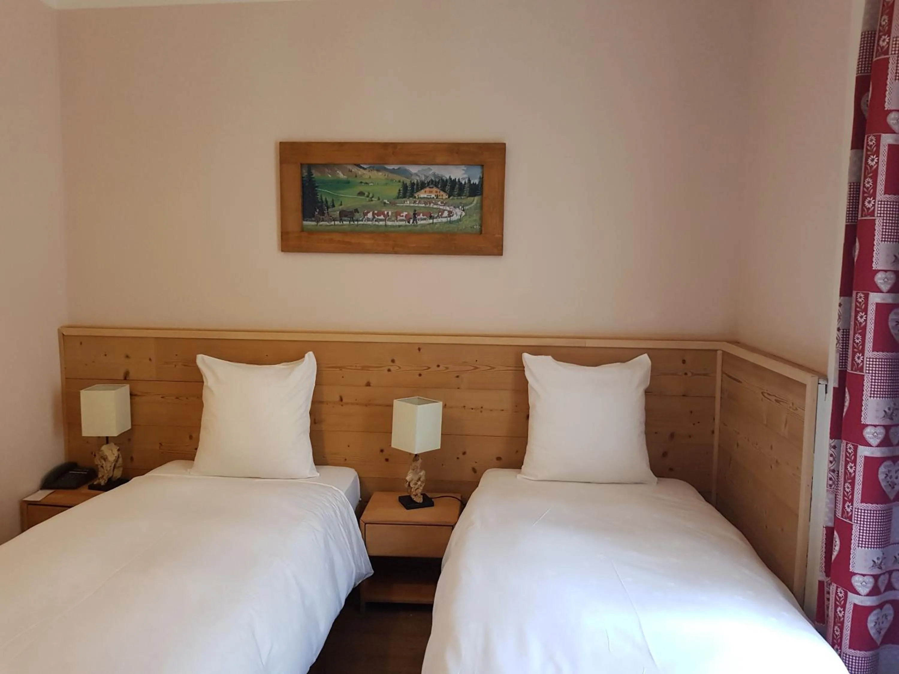 Photo of the whole room, Bed in Hotel de Geneve