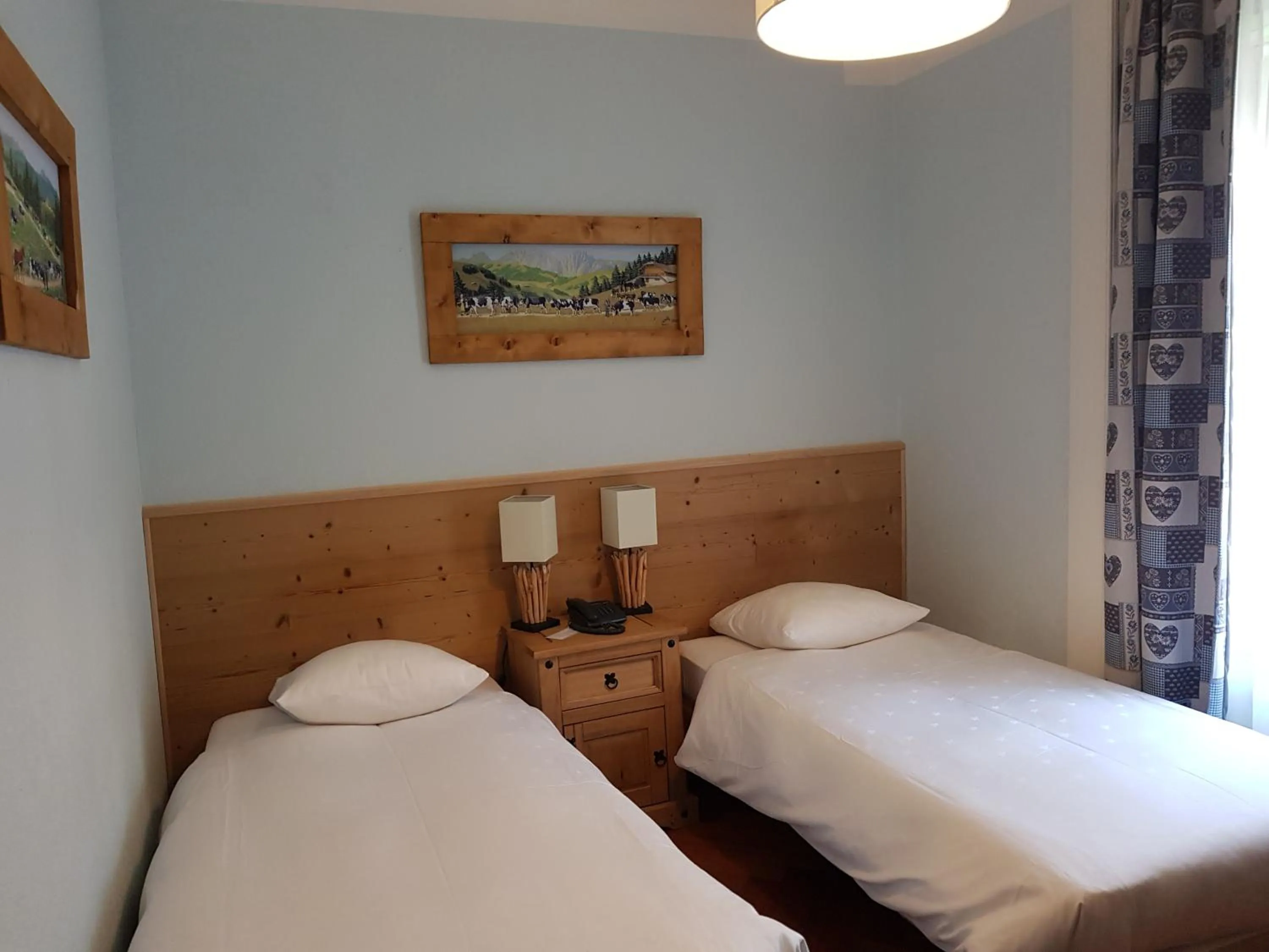 Photo of the whole room, Bed in Hotel de Geneve