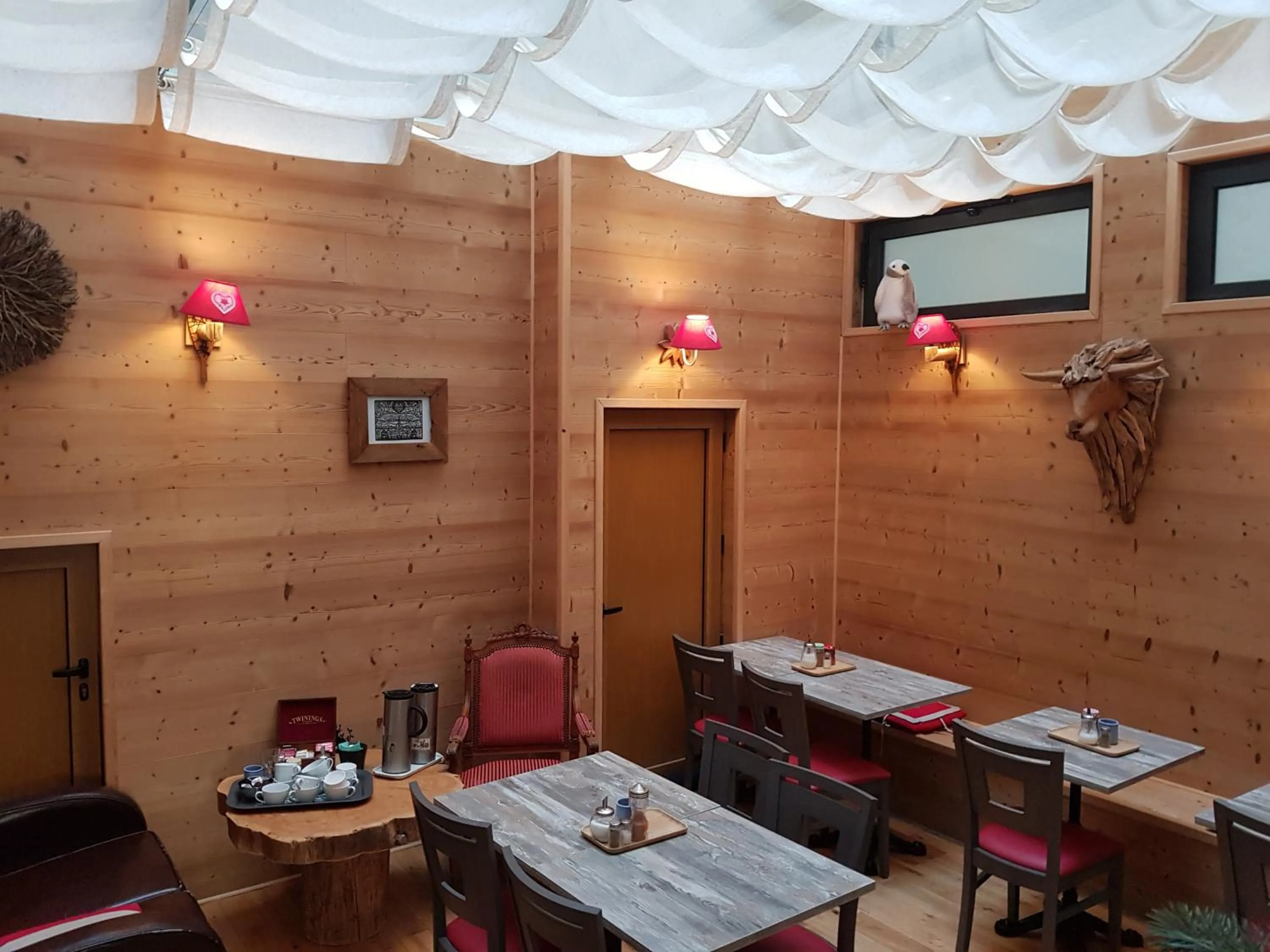 Communal lounge/ TV room in Hotel de Geneve