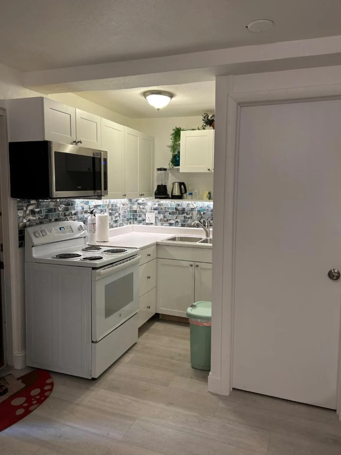 Kitchen or kitchenette in Mermaid's Cottage