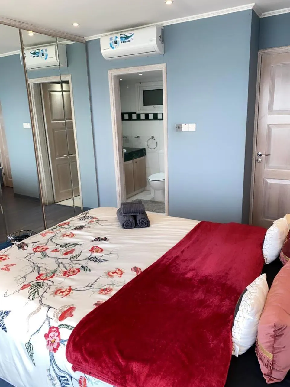 Bathroom, Bed in Larnaca Seaview Rooms