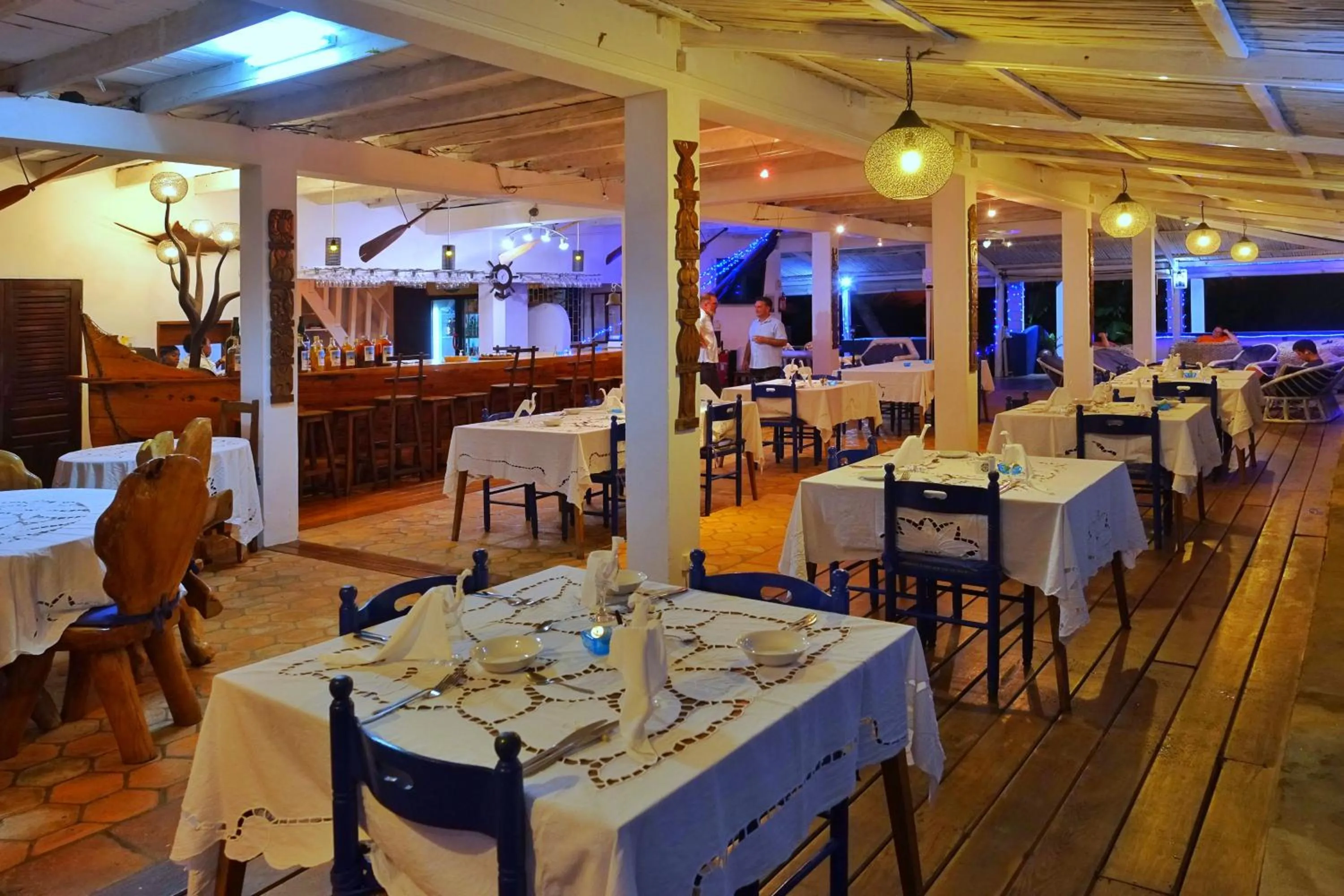 Restaurant/places to eat in Le Grand Bleu