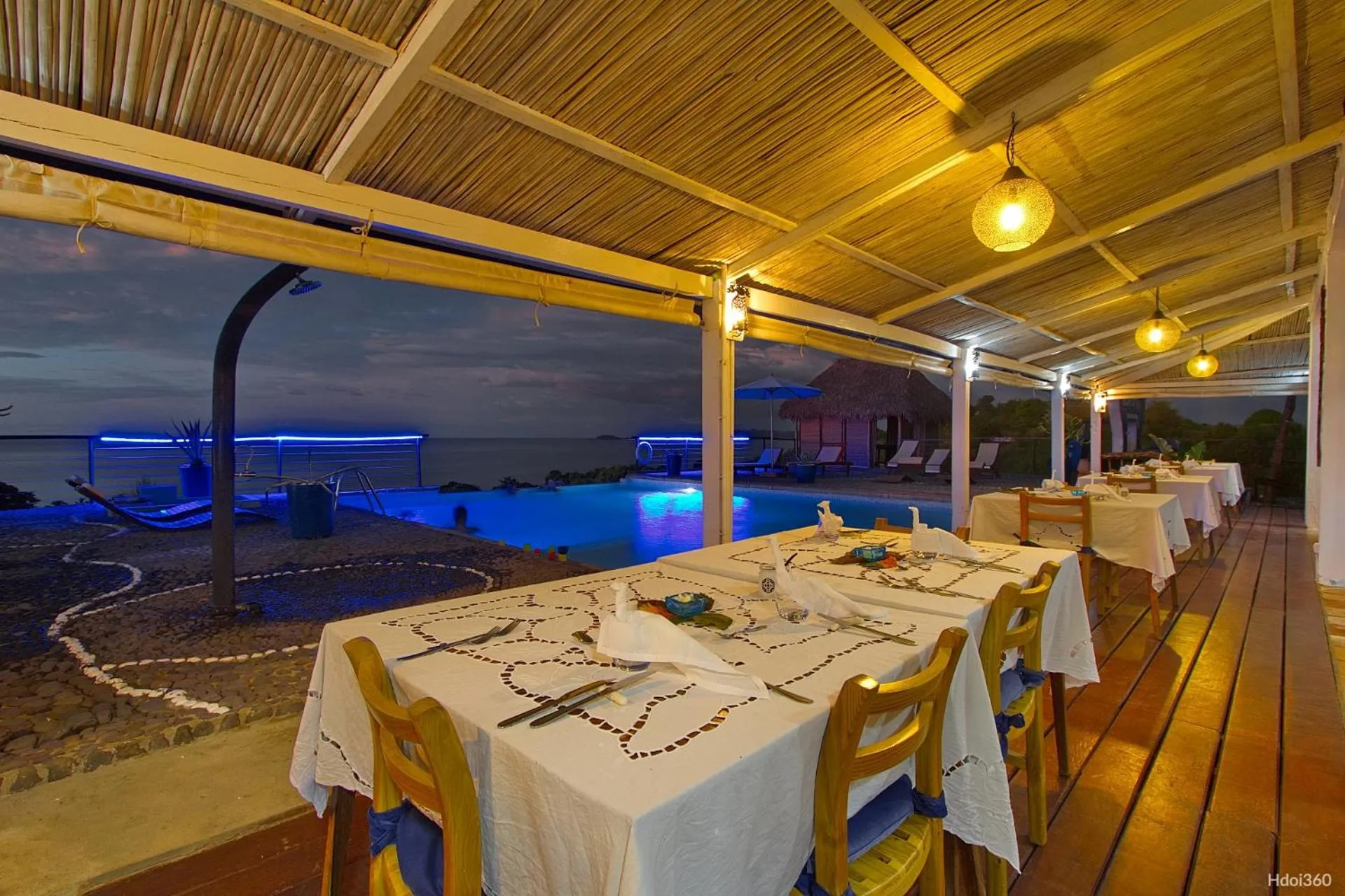 Restaurant/places to eat in Le Grand Bleu