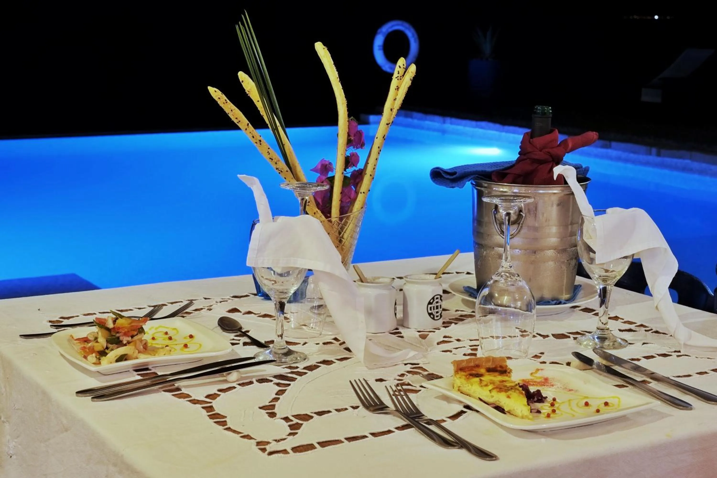 Restaurant/places to eat in Le Grand Bleu