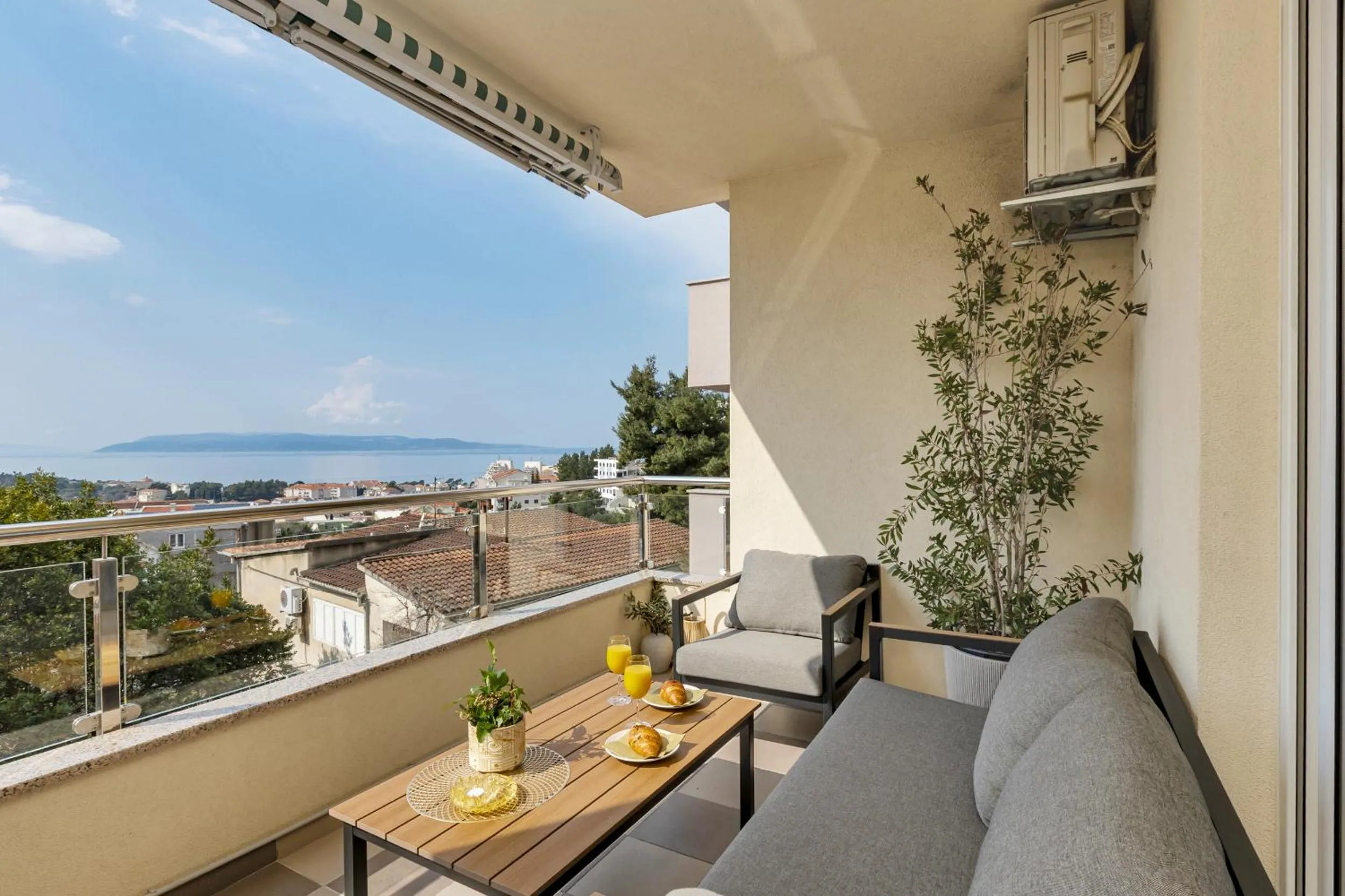 Day in Sea View Apartments Dammi with free parking