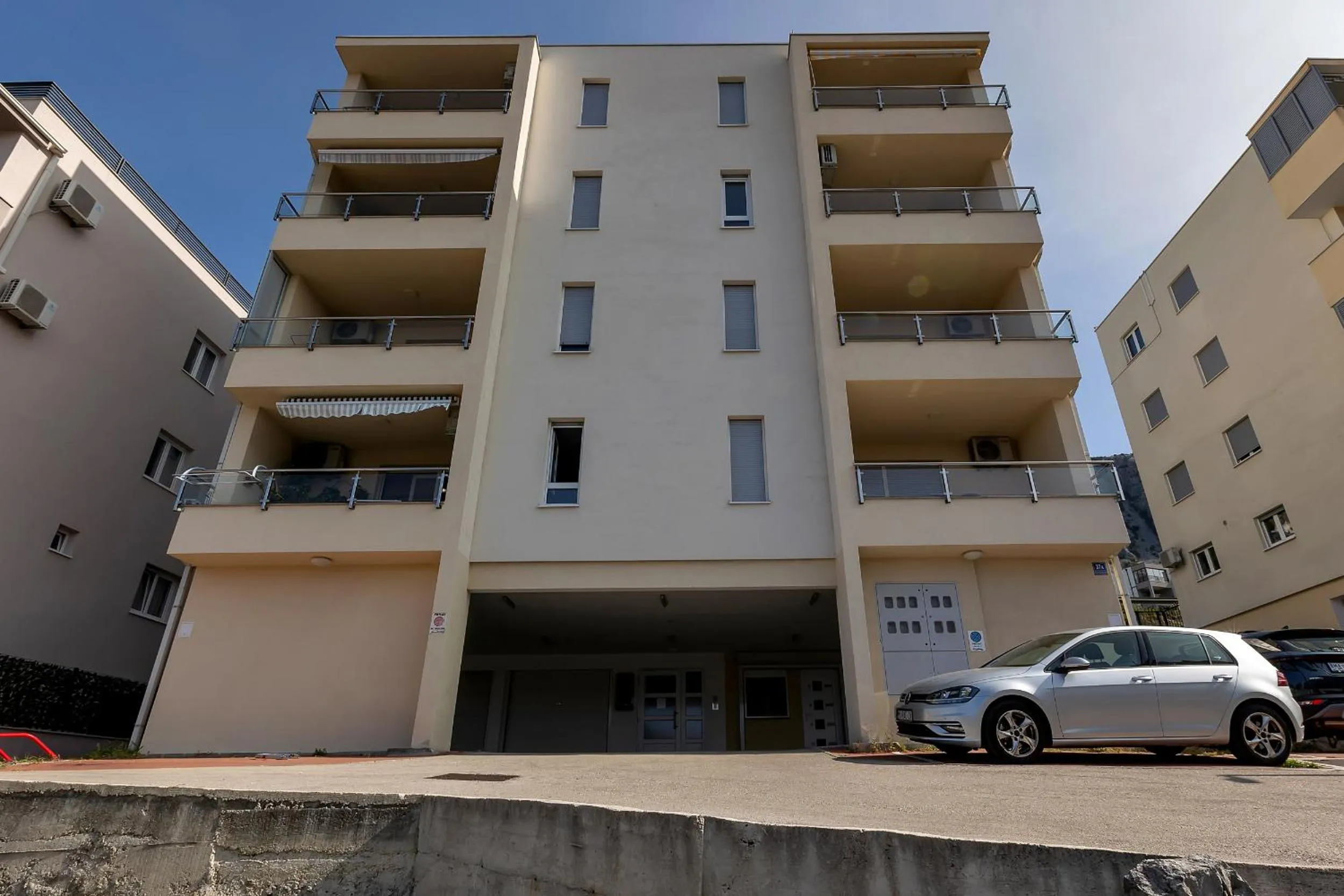 Property building in Sea View Apartments Dammi with free parking