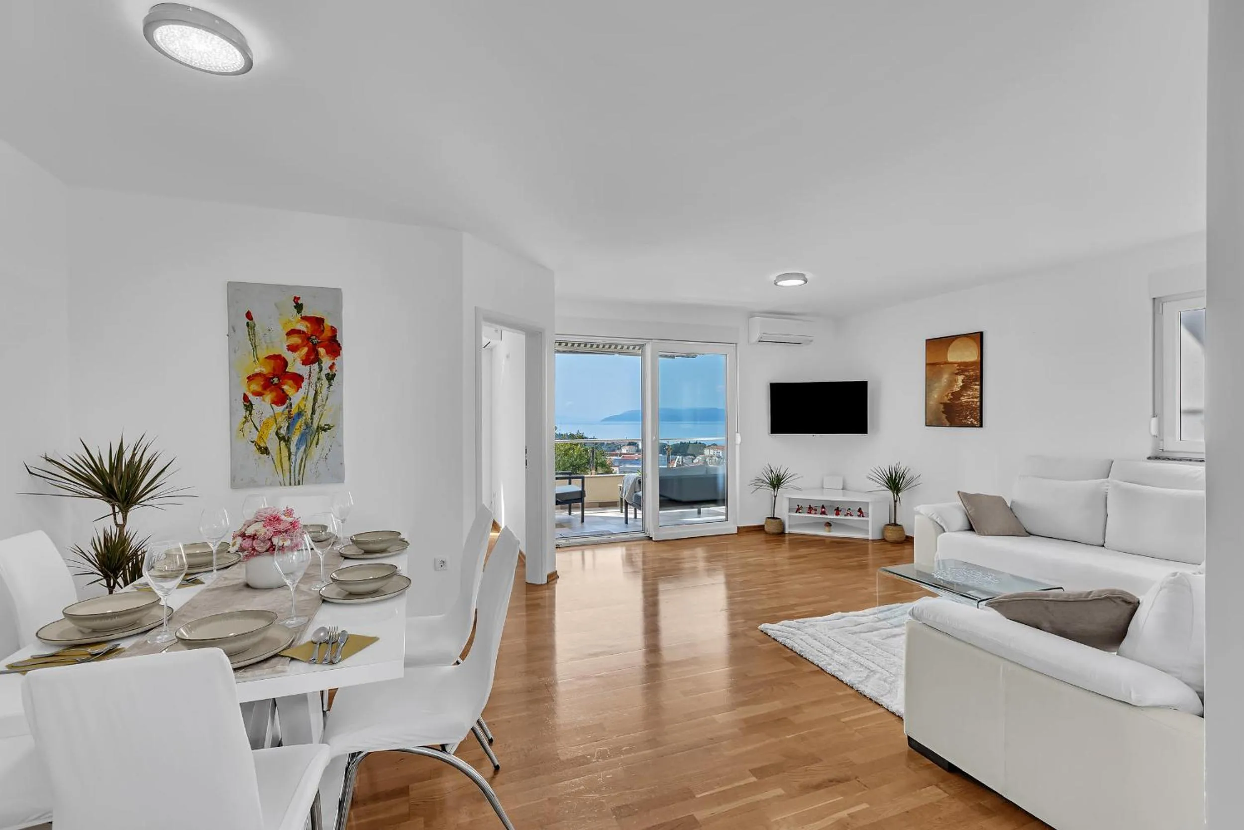 TV and multimedia in Sea View Apartments Dammi with free parking