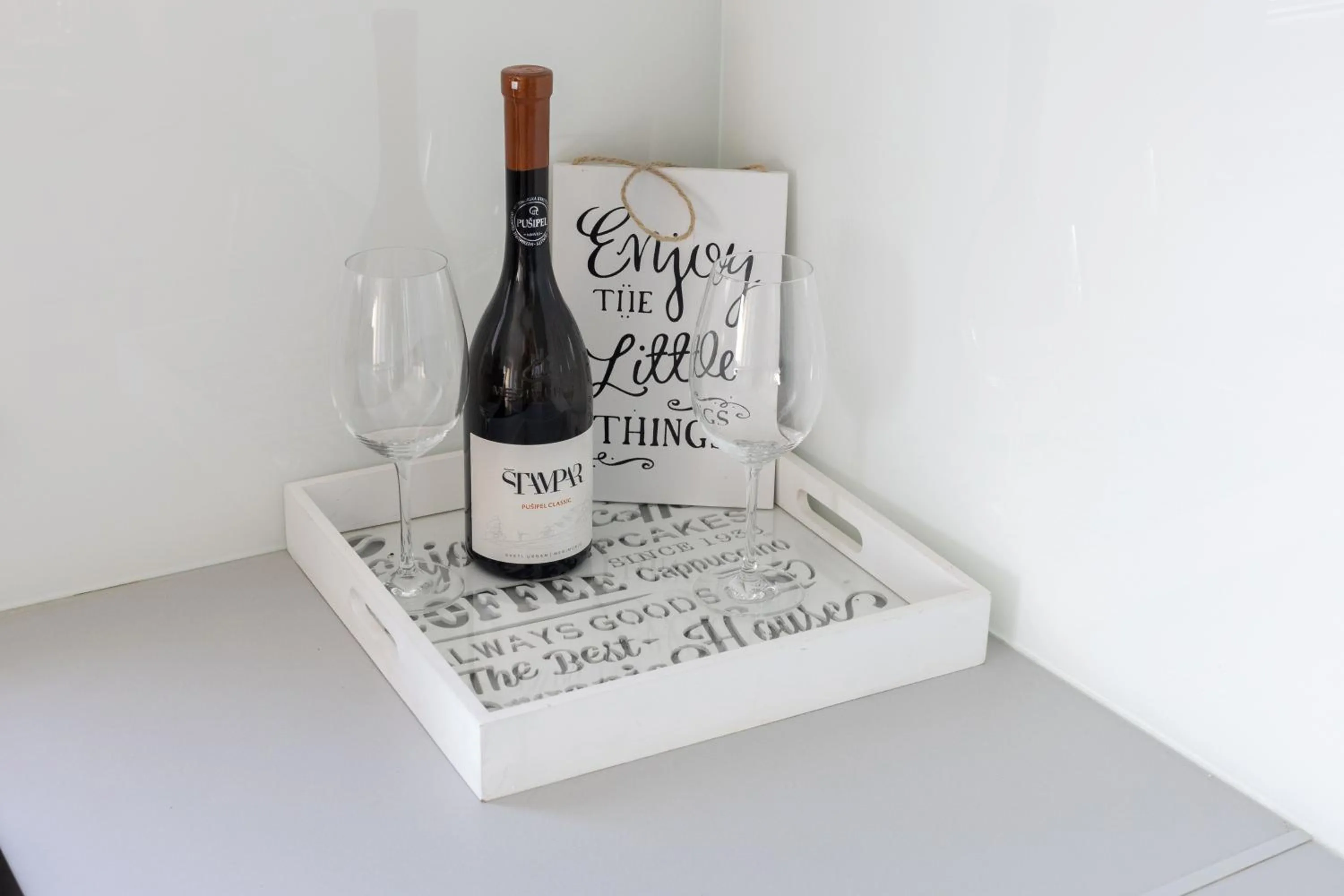 Drinks in Sea View Apartments Dammi with free parking