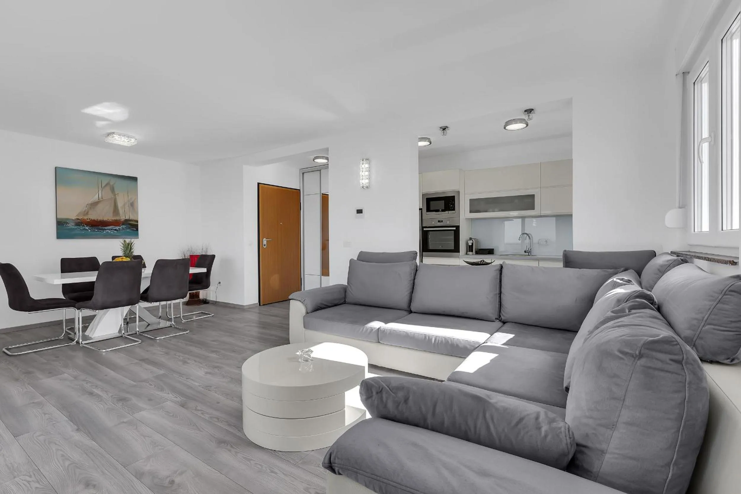 Communal lounge/ TV room in Sea View Apartments Dammi with free parking