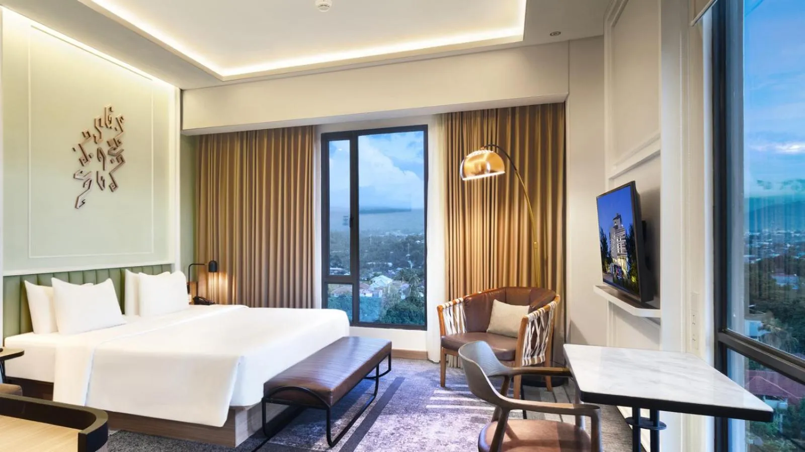 Bed in Luwansa Hotel and Convention Center Manado