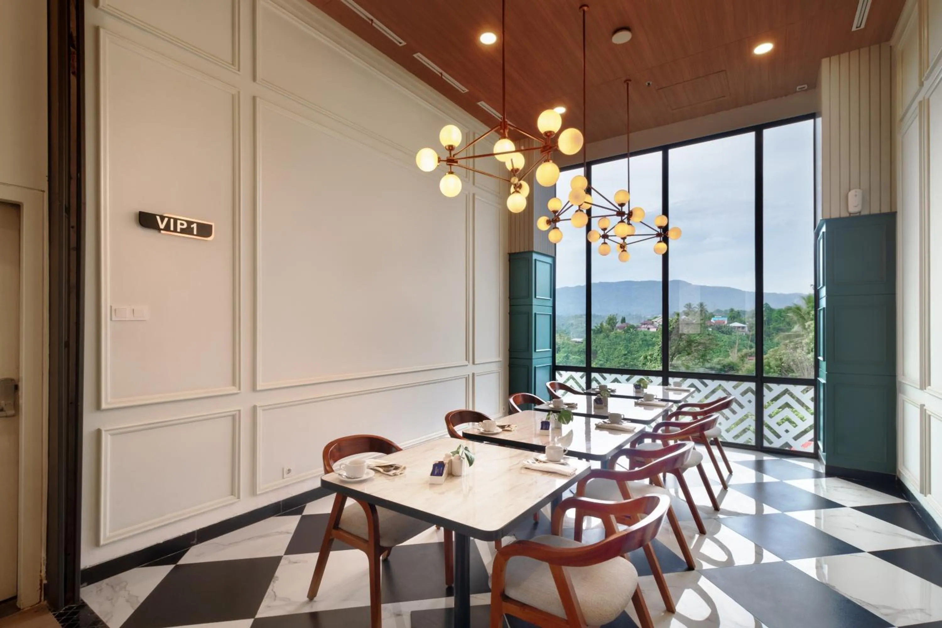 Restaurant/places to eat in Luwansa Hotel and Convention Center Manado