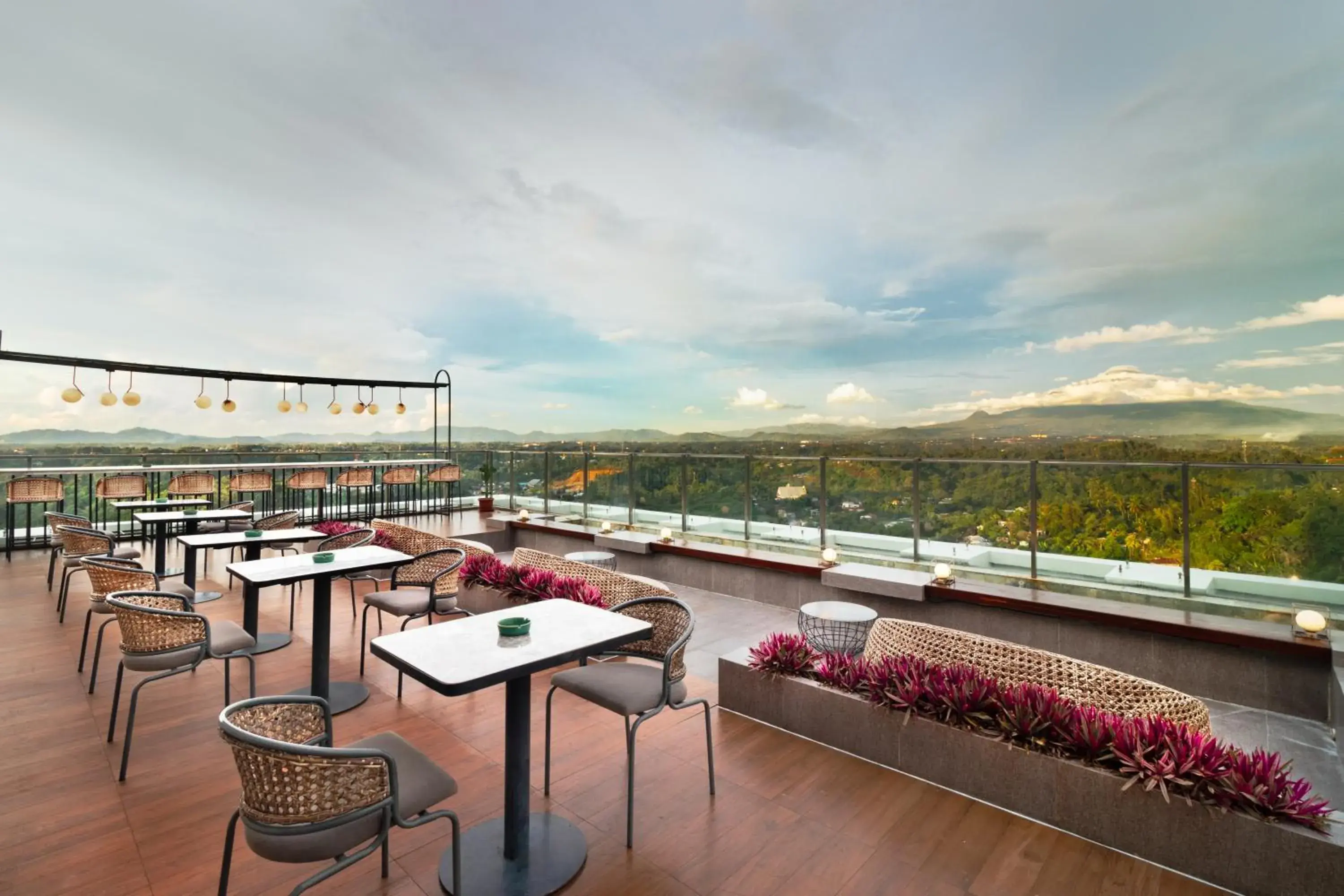 Lounge or bar in Luwansa Hotel and Convention Center Manado Lounge or bar in Luwansa Hotel and Convention Center Manado