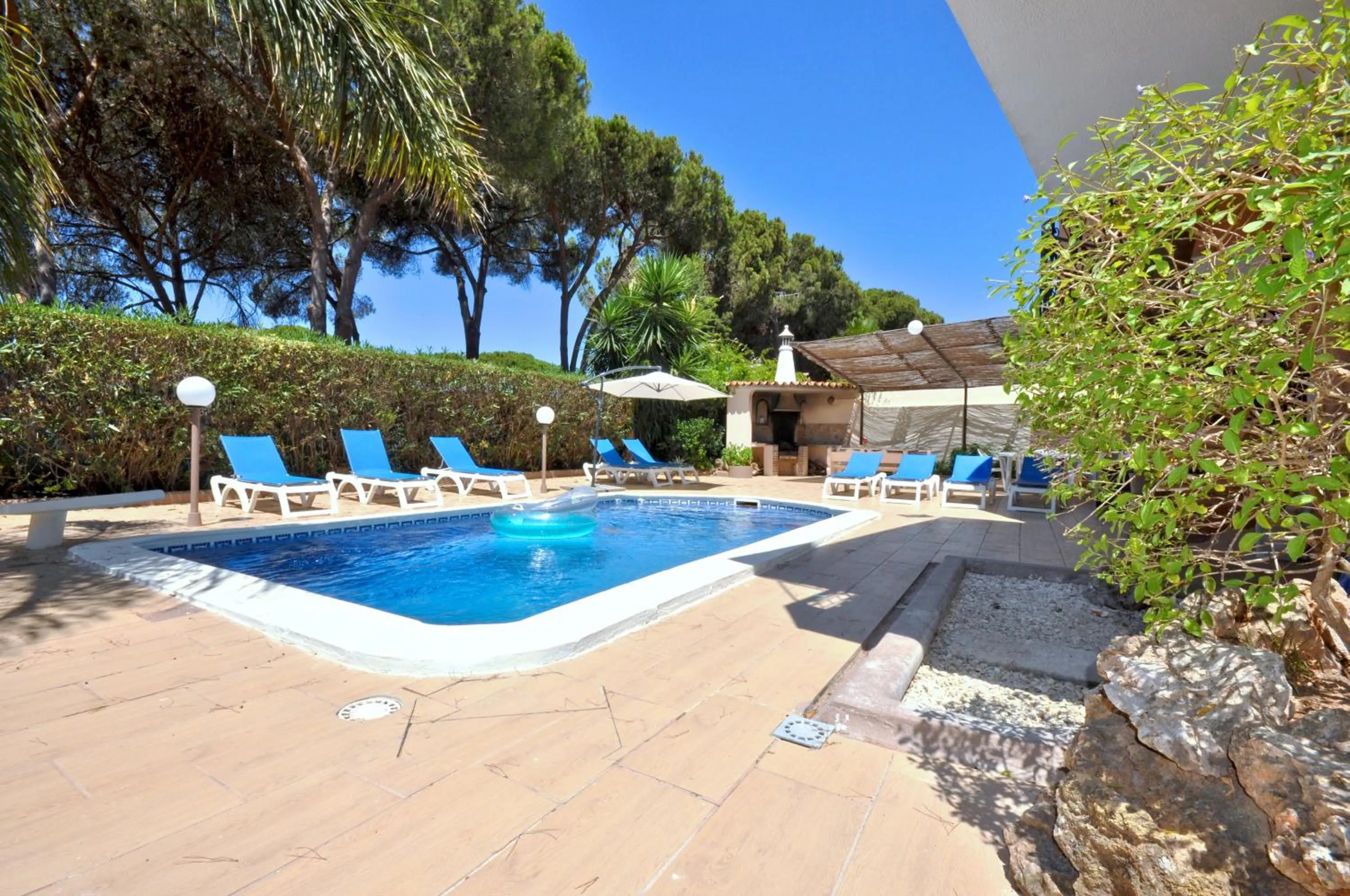 Spacious Retreat with Prime Location, Private pool, snooker, free AC Wifi