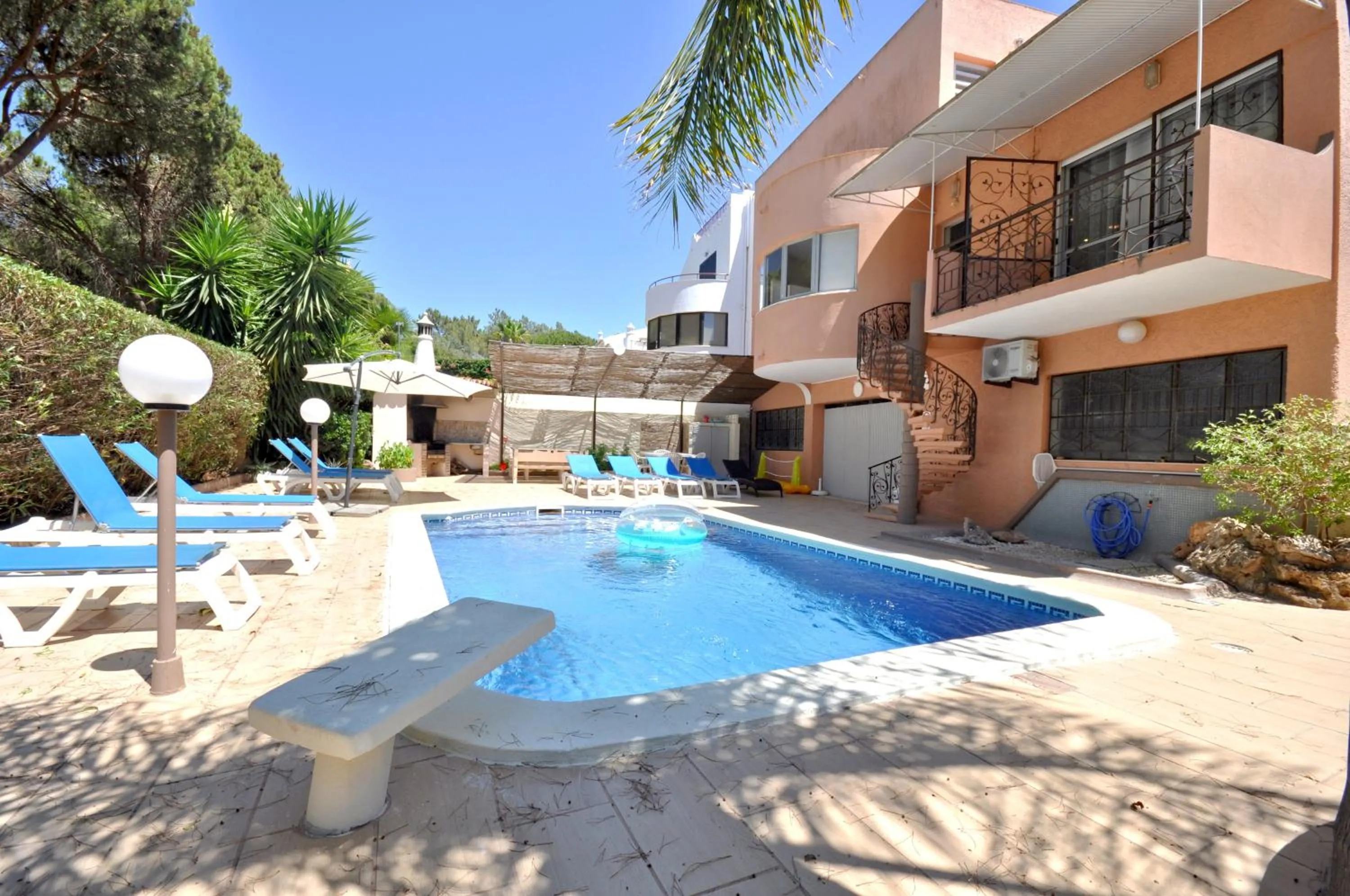 Spacious Retreat with Prime Location, Private pool, snooker, free AC Wifi