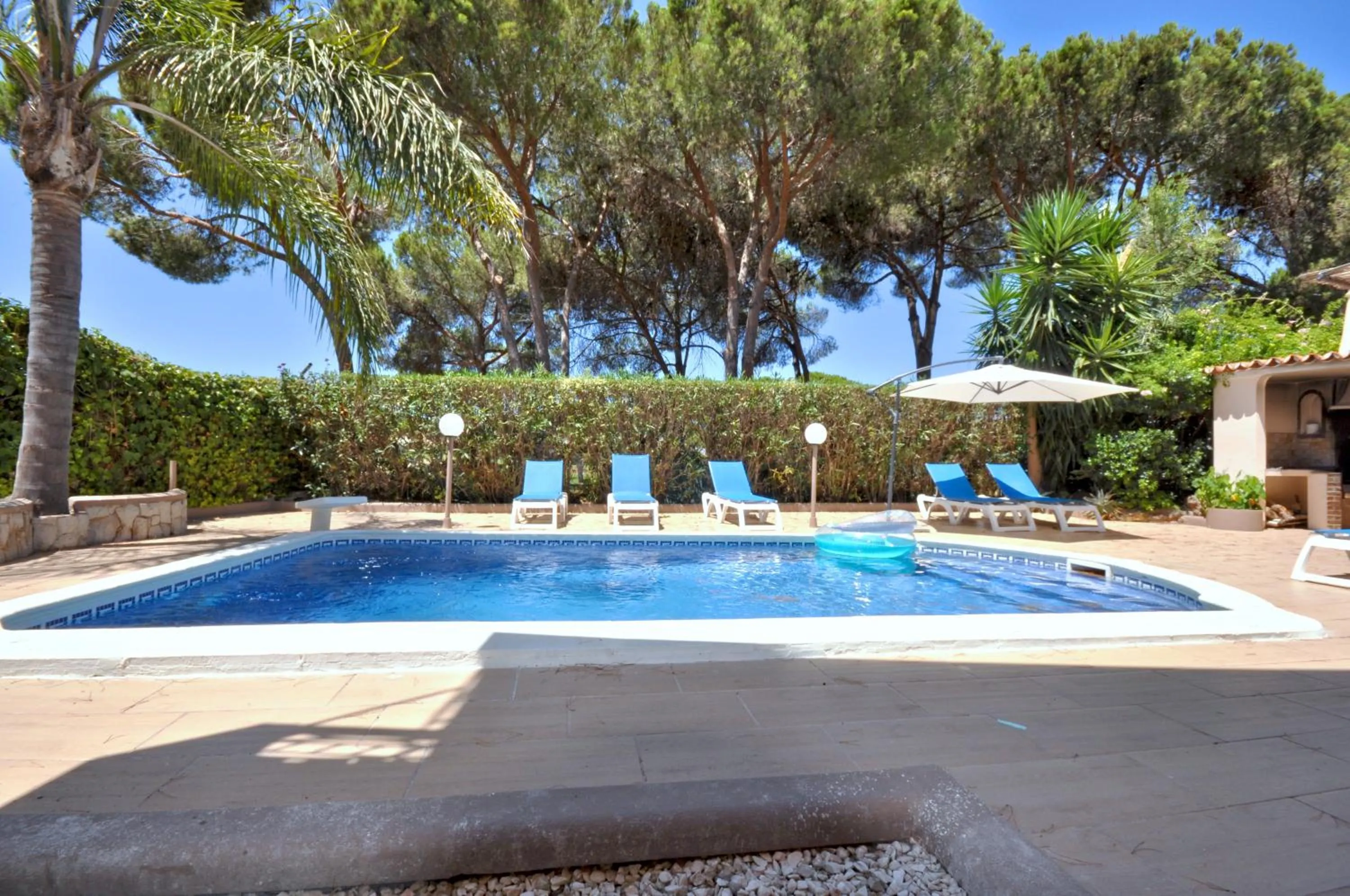 Spacious Retreat with Prime Location, Private pool, snooker, free AC Wifi