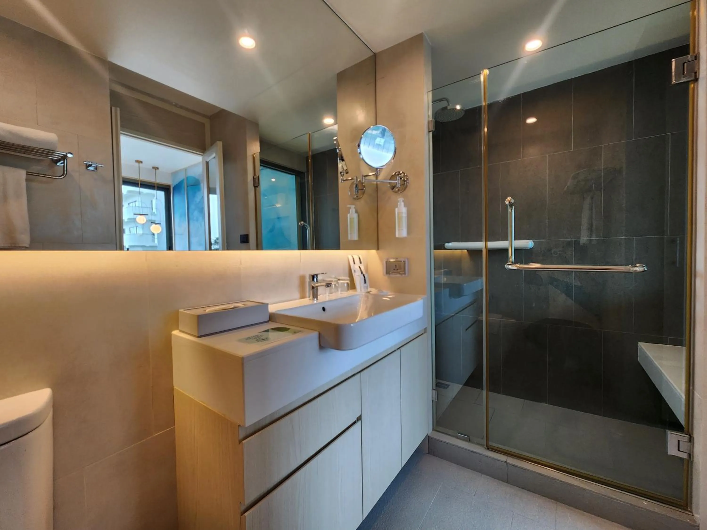 Shower in Bayphere Hotel Pattaya JC