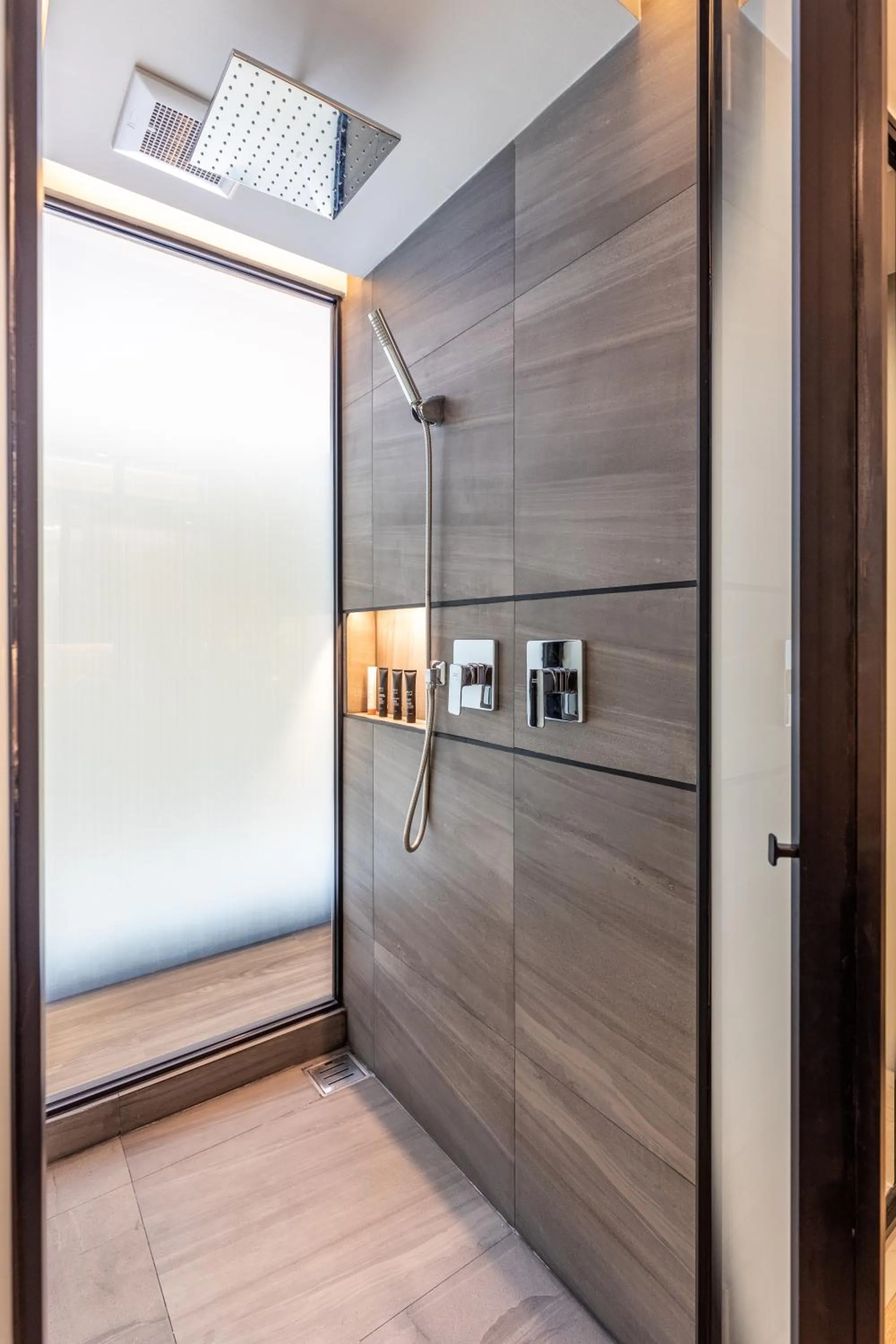 Shower in Bayphere Hotel Pattaya JC