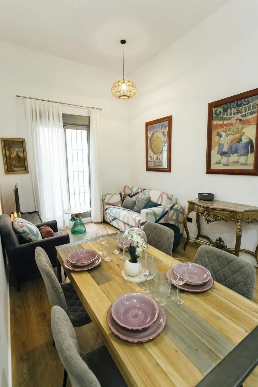 Beautiful with seasonal Pool- 1Bd 1Bth- Center