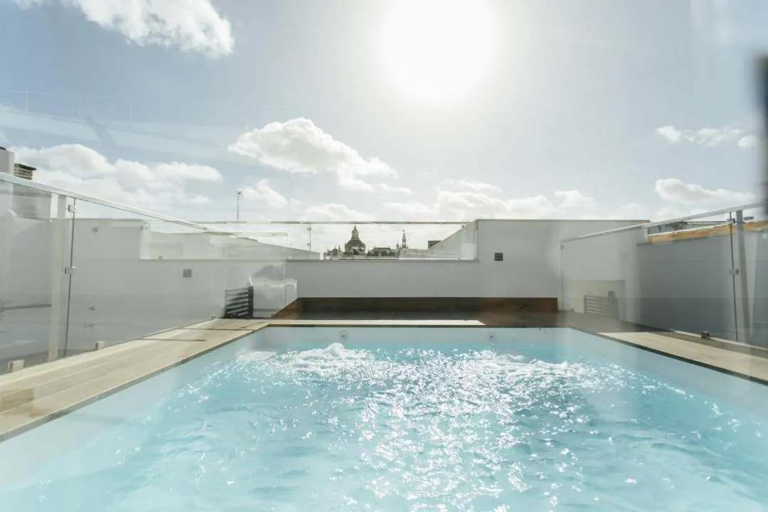 Beautiful with seasonal Pool- 1Bd 1Bth- Center