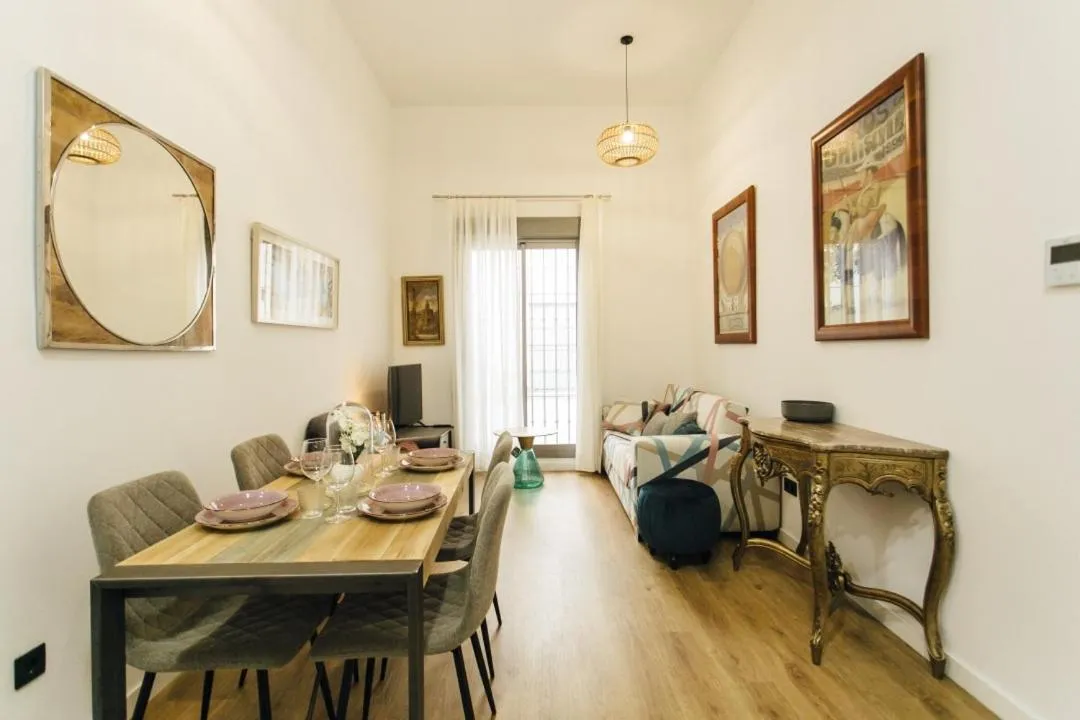 Beautiful with seasonal Pool- 1Bd 1Bth- Center