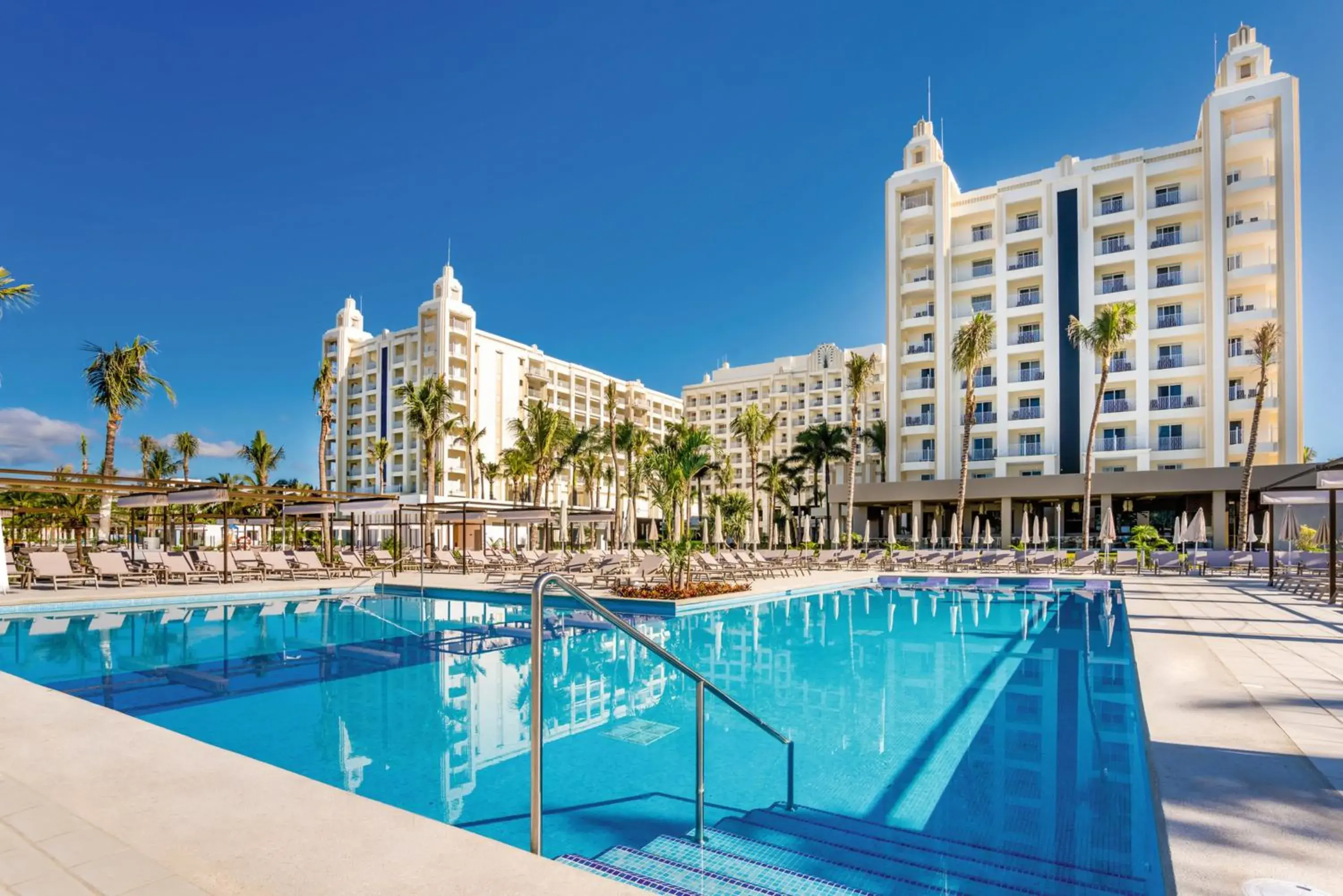 Swimming pool in Riu Vallarta - All Inclusive Swimming pool in Riu Vallarta - All Inclusive