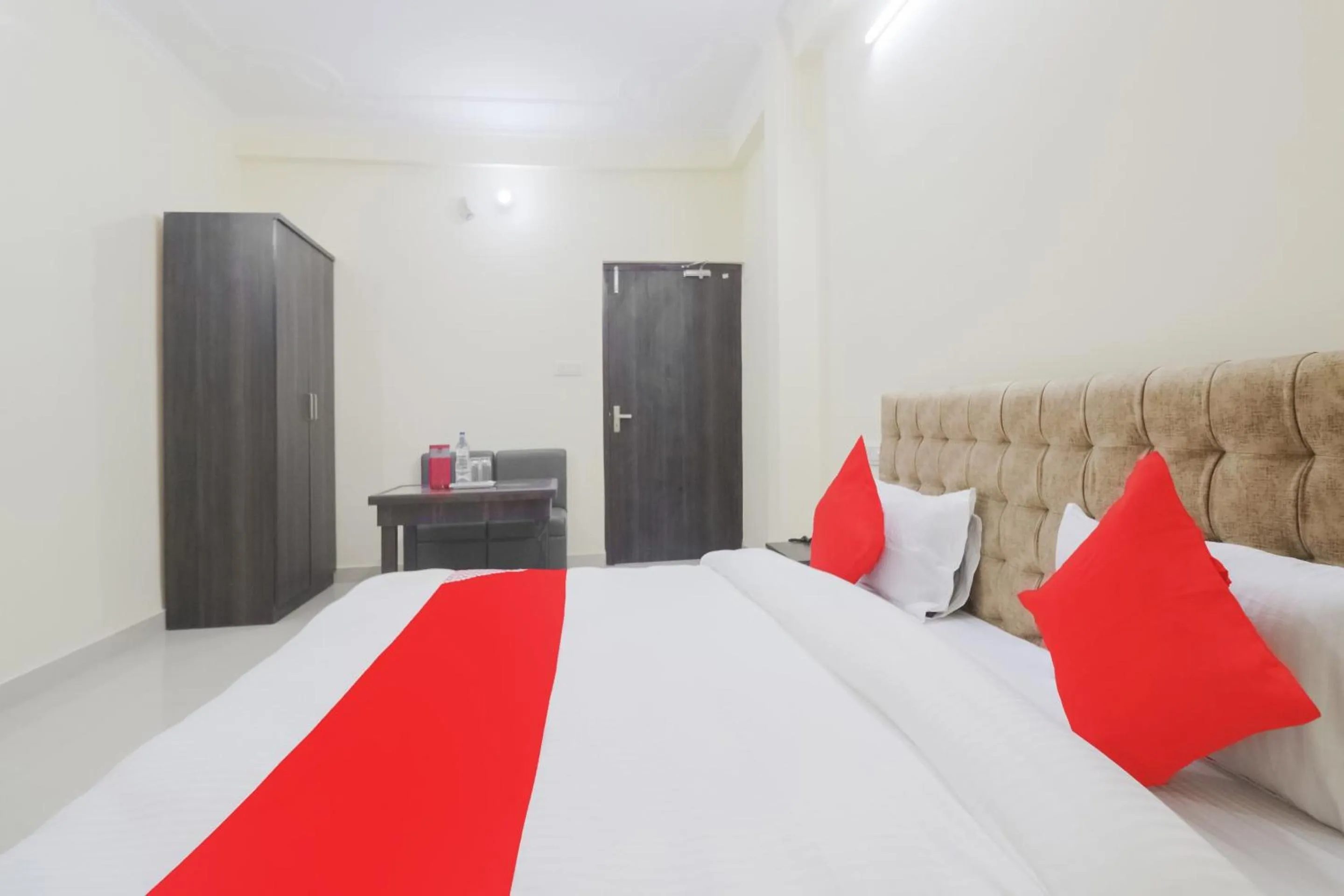 Facade/entrance, Bed in Hotel O by OYO R.K. INN