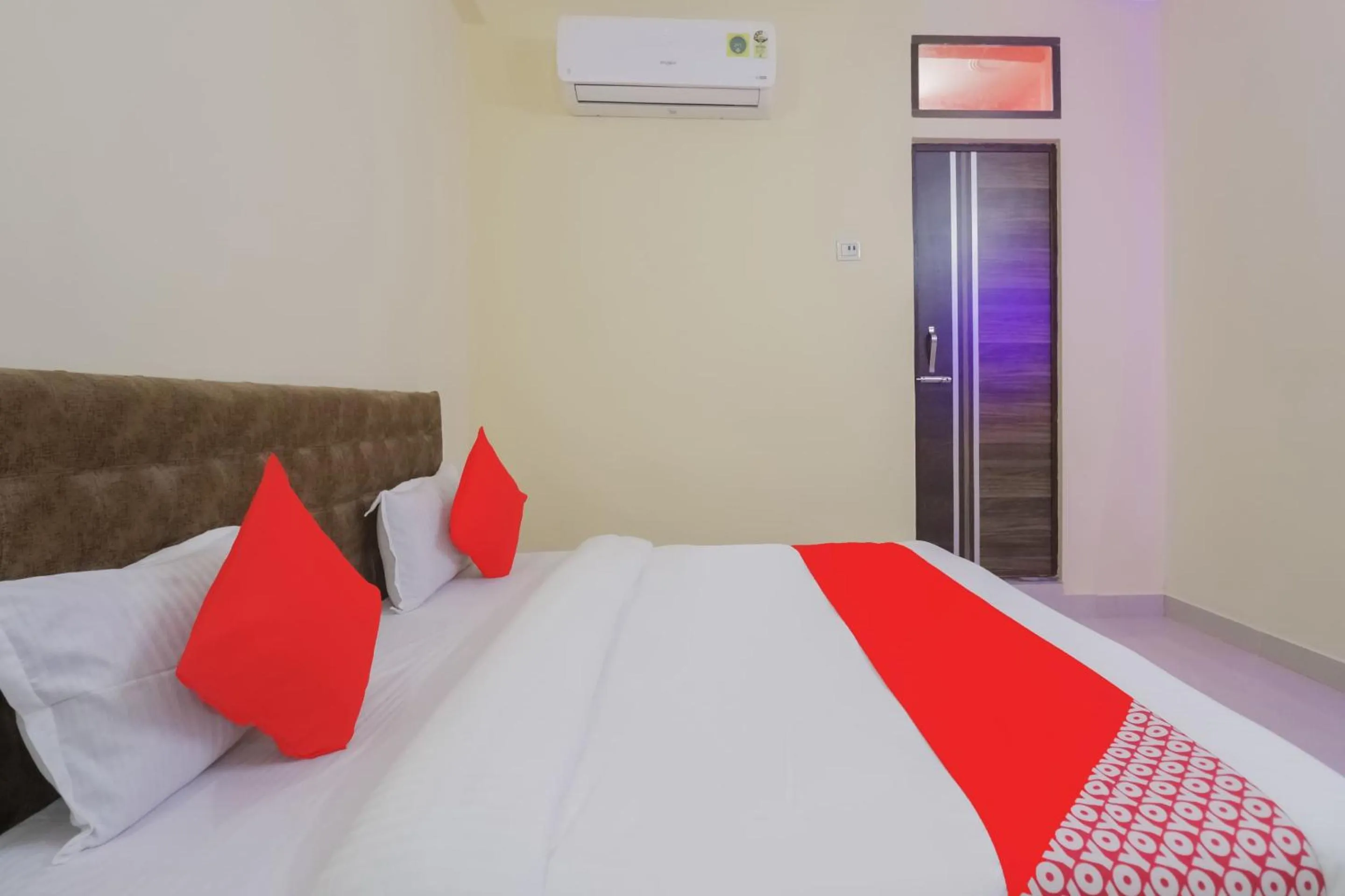 Facade/entrance, Bed in Hotel O by OYO R.K. INN