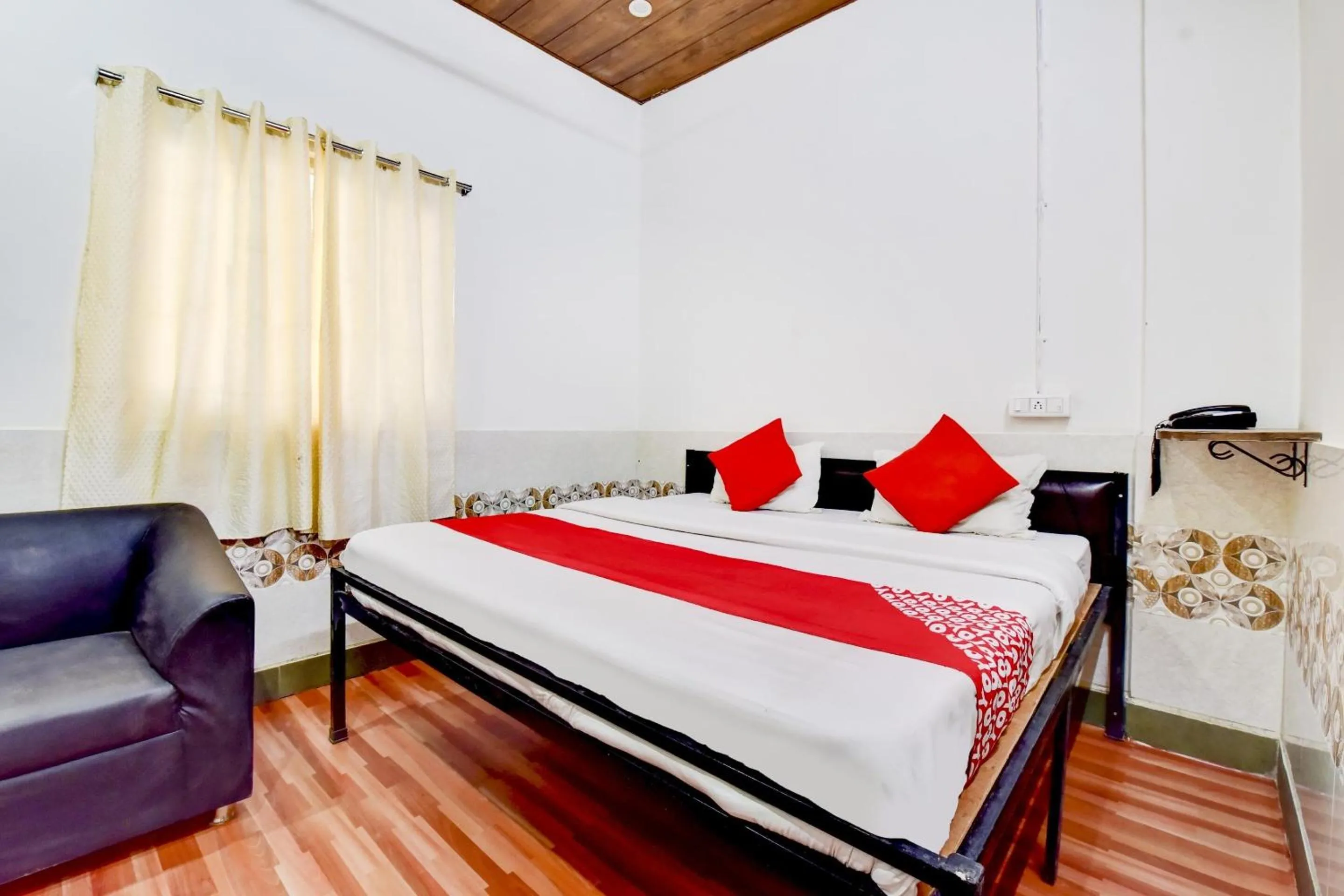 Bedroom, Bed in Hotel O Paradise Inn