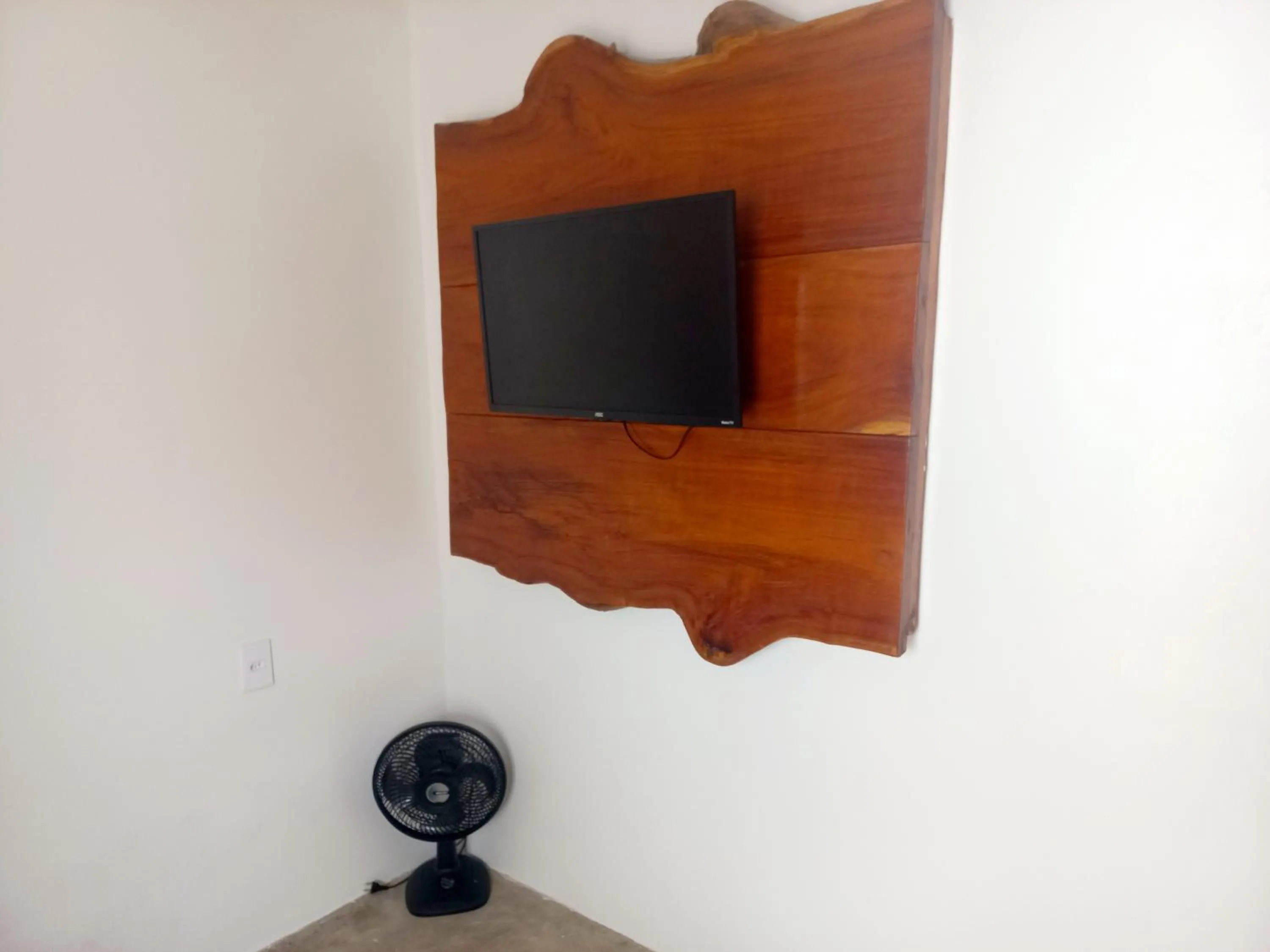 TV and multimedia in Chalé Palhano Beach