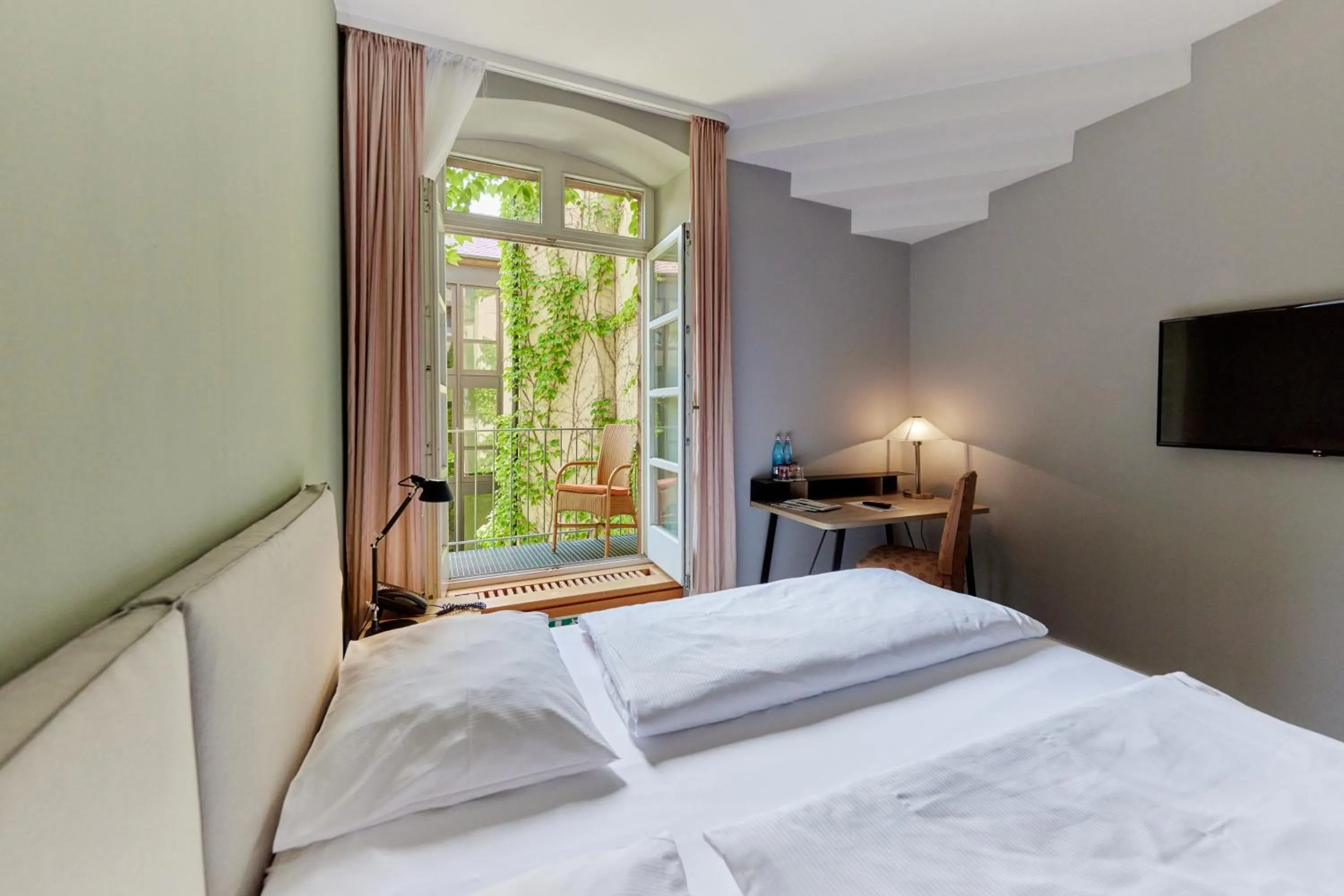 Photo of the whole room, Bed in Zum Roten Bären