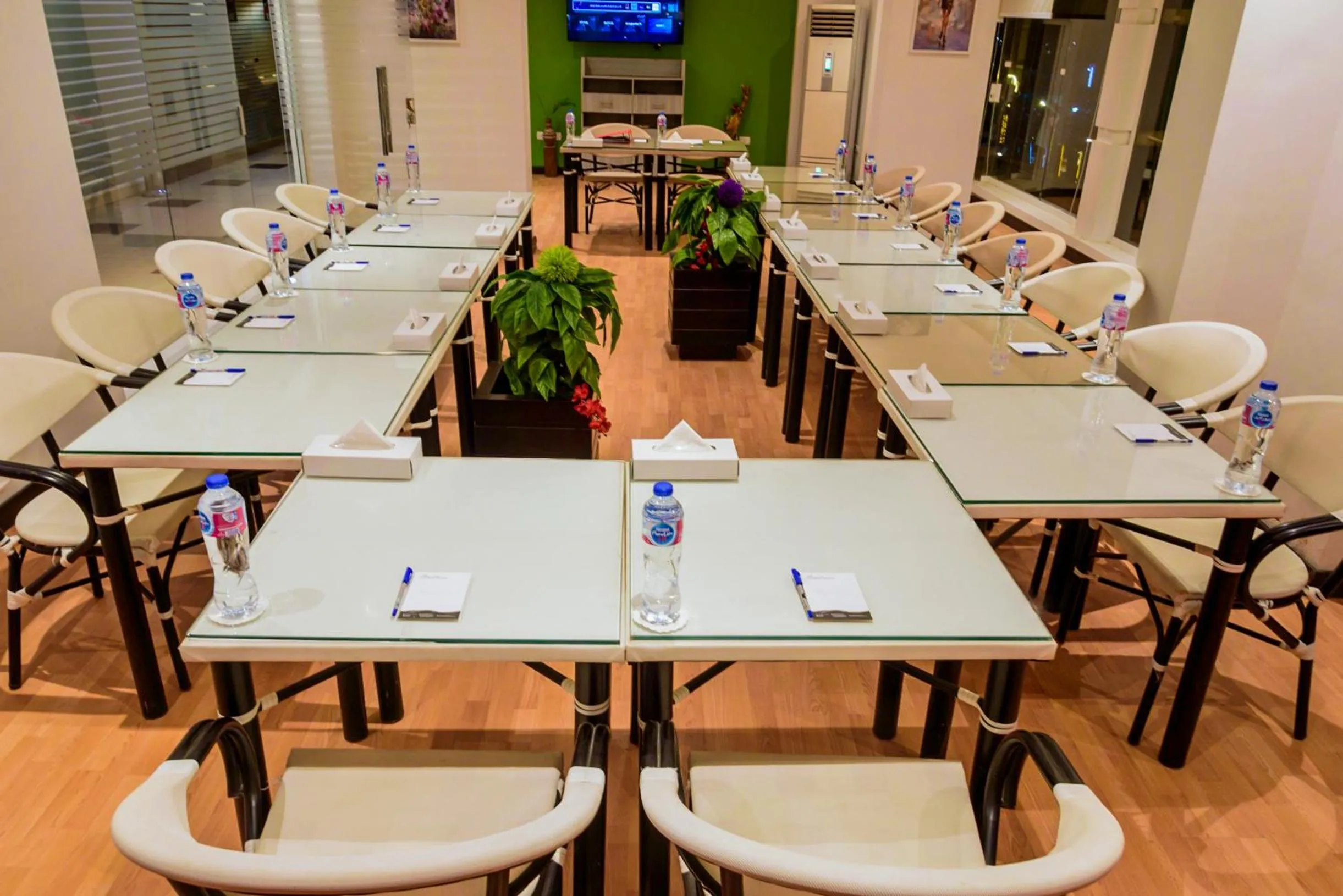 Restaurant/places to eat in Royal Day