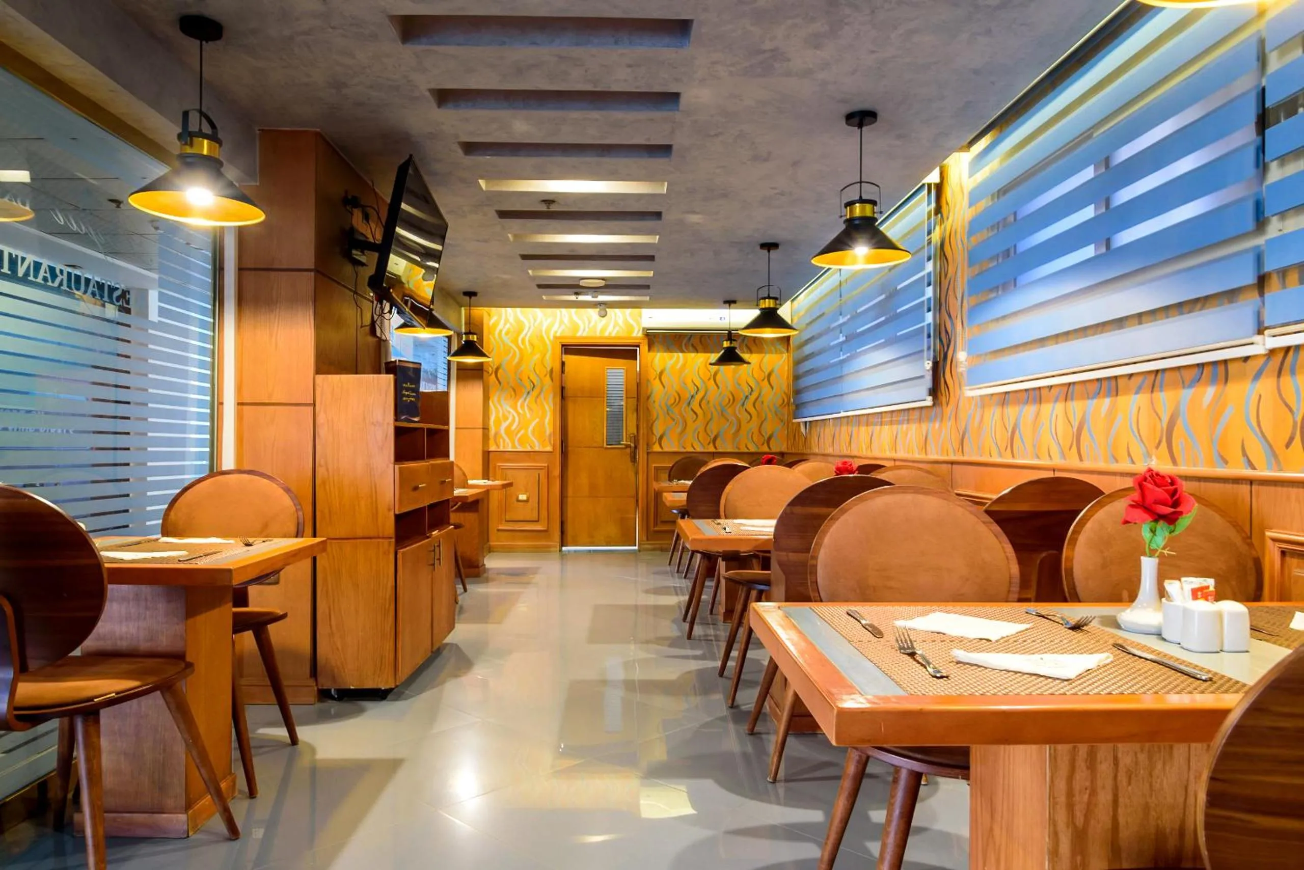 Restaurant/places to eat in Royal Day