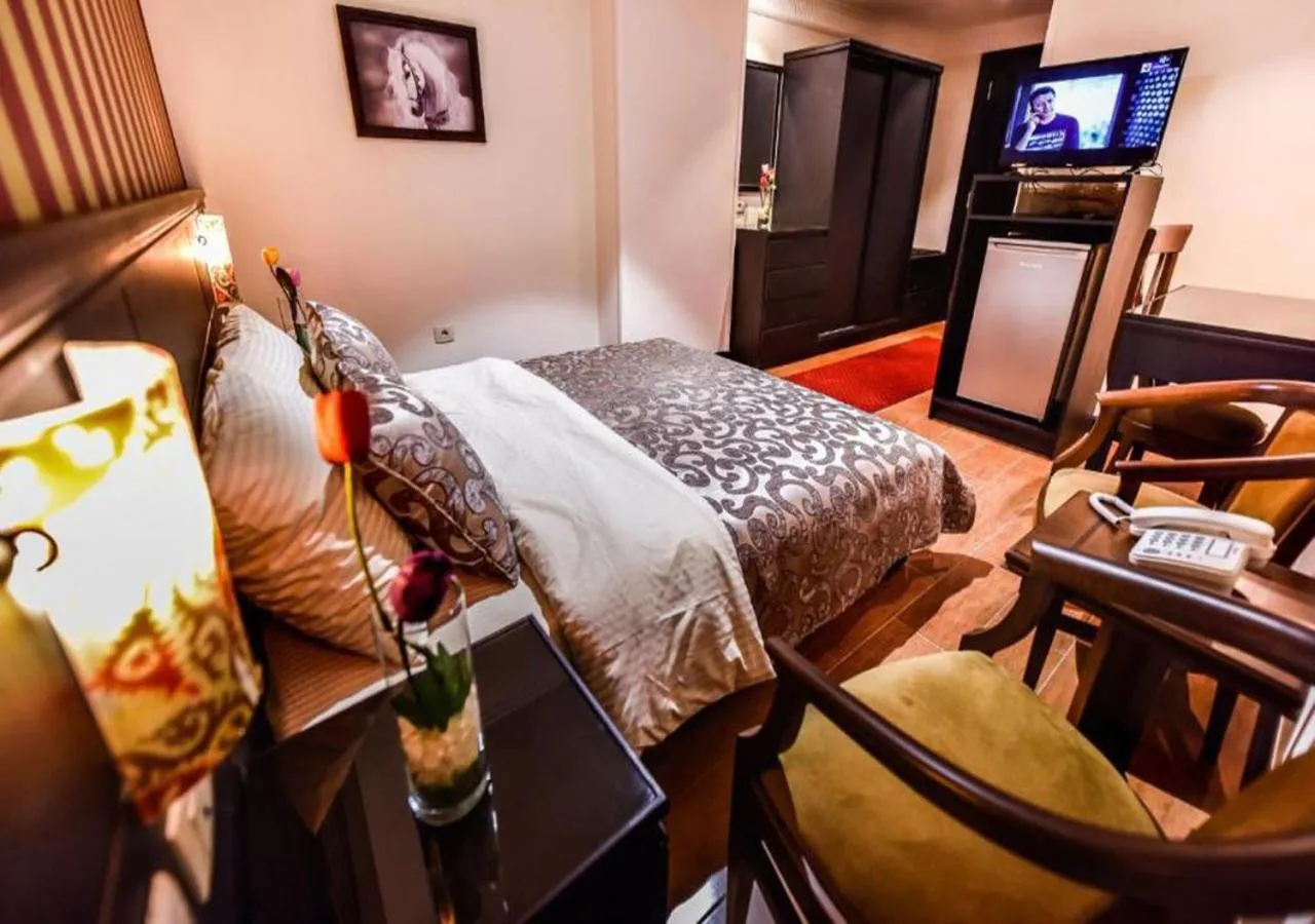 Communal lounge/ TV room, Bed in Royal Day