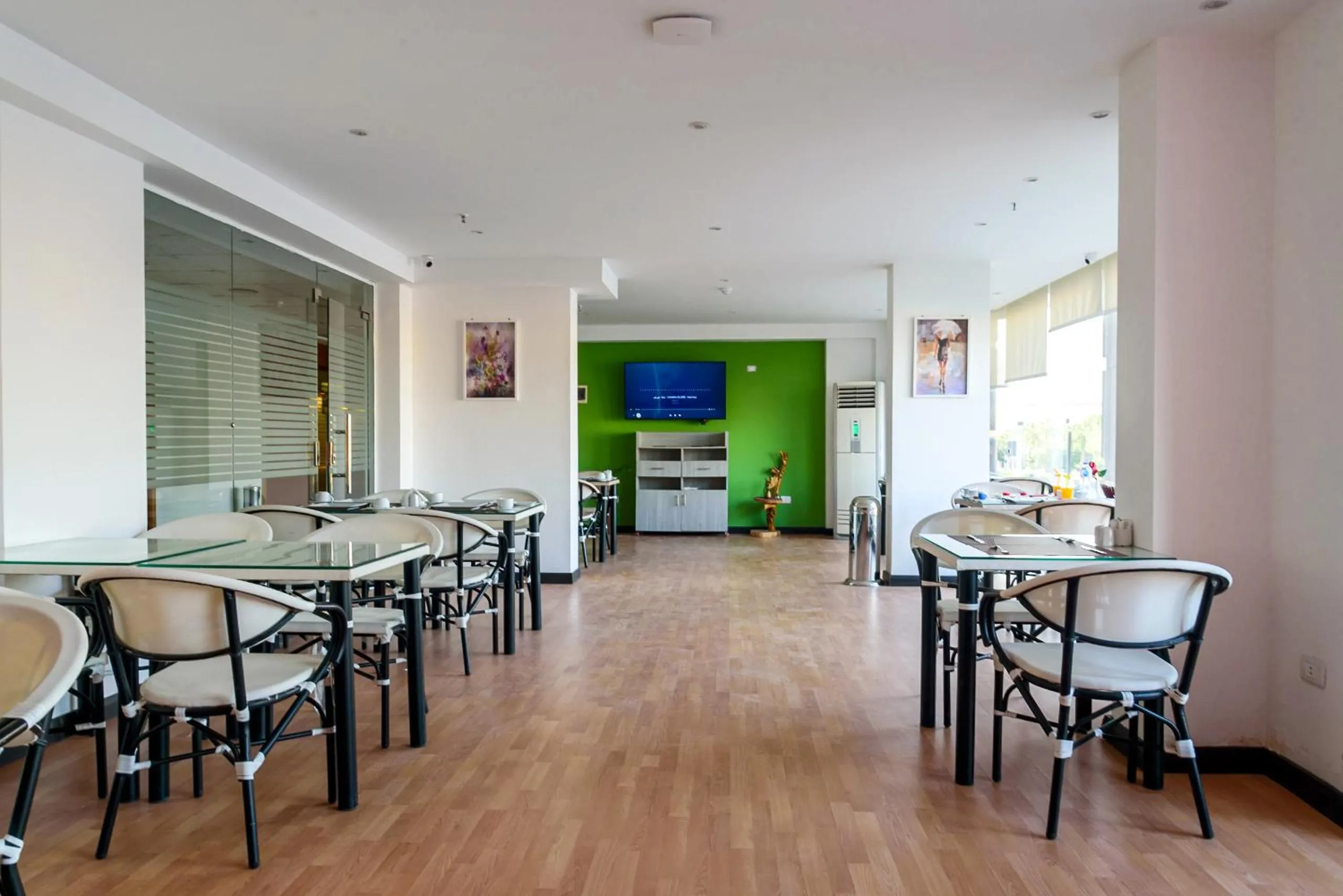 Restaurant/places to eat in Royal Day