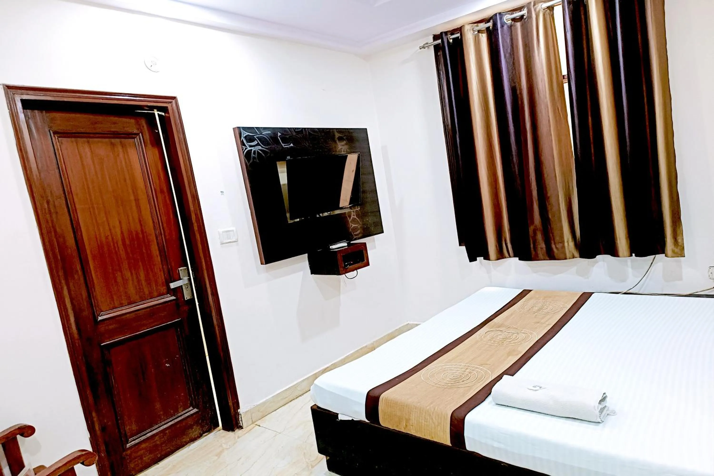 Bedroom, Bed in Hotel Crystal Deluxe at New Delhi Railway Station