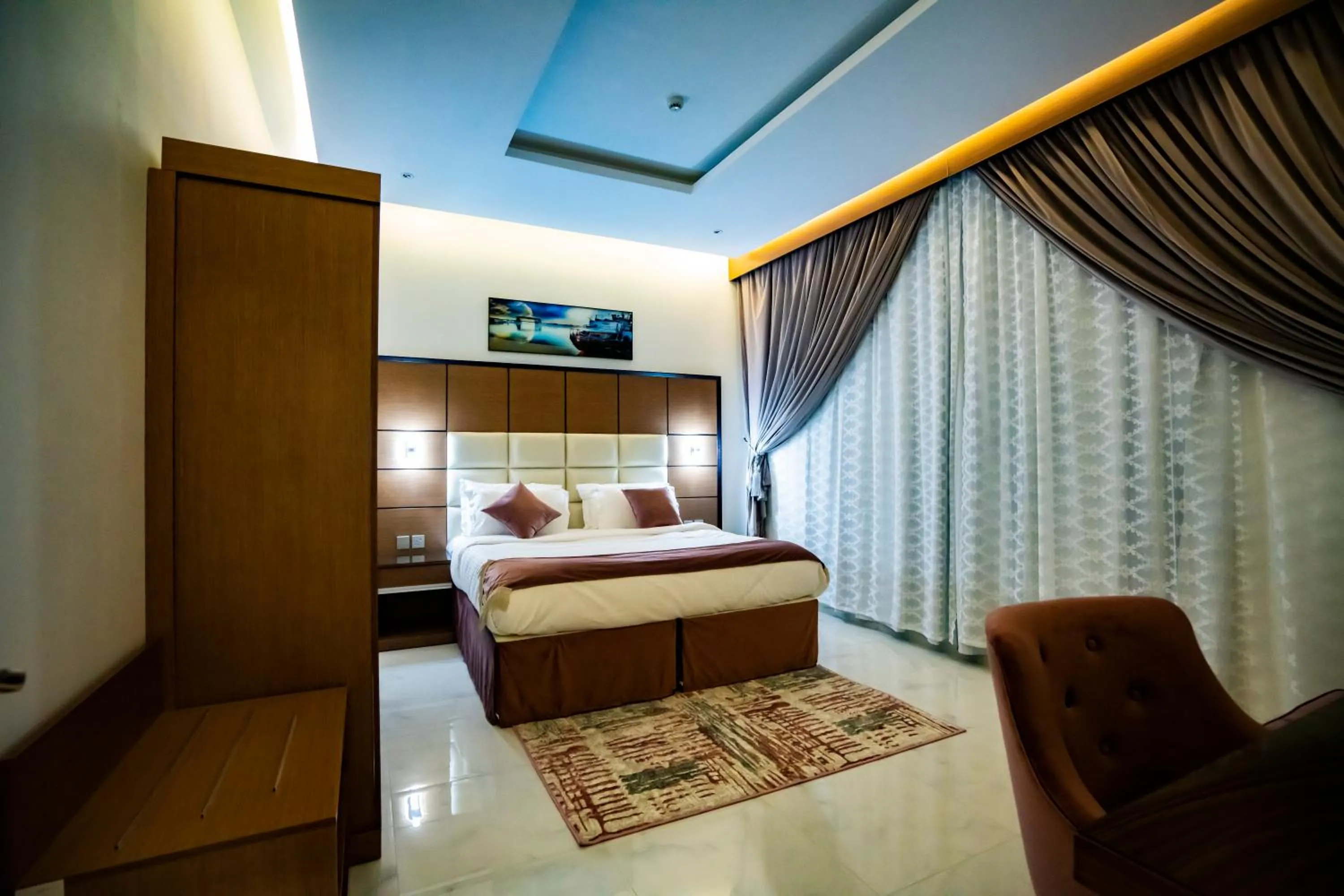 Photo of the whole room, Bed in 5season