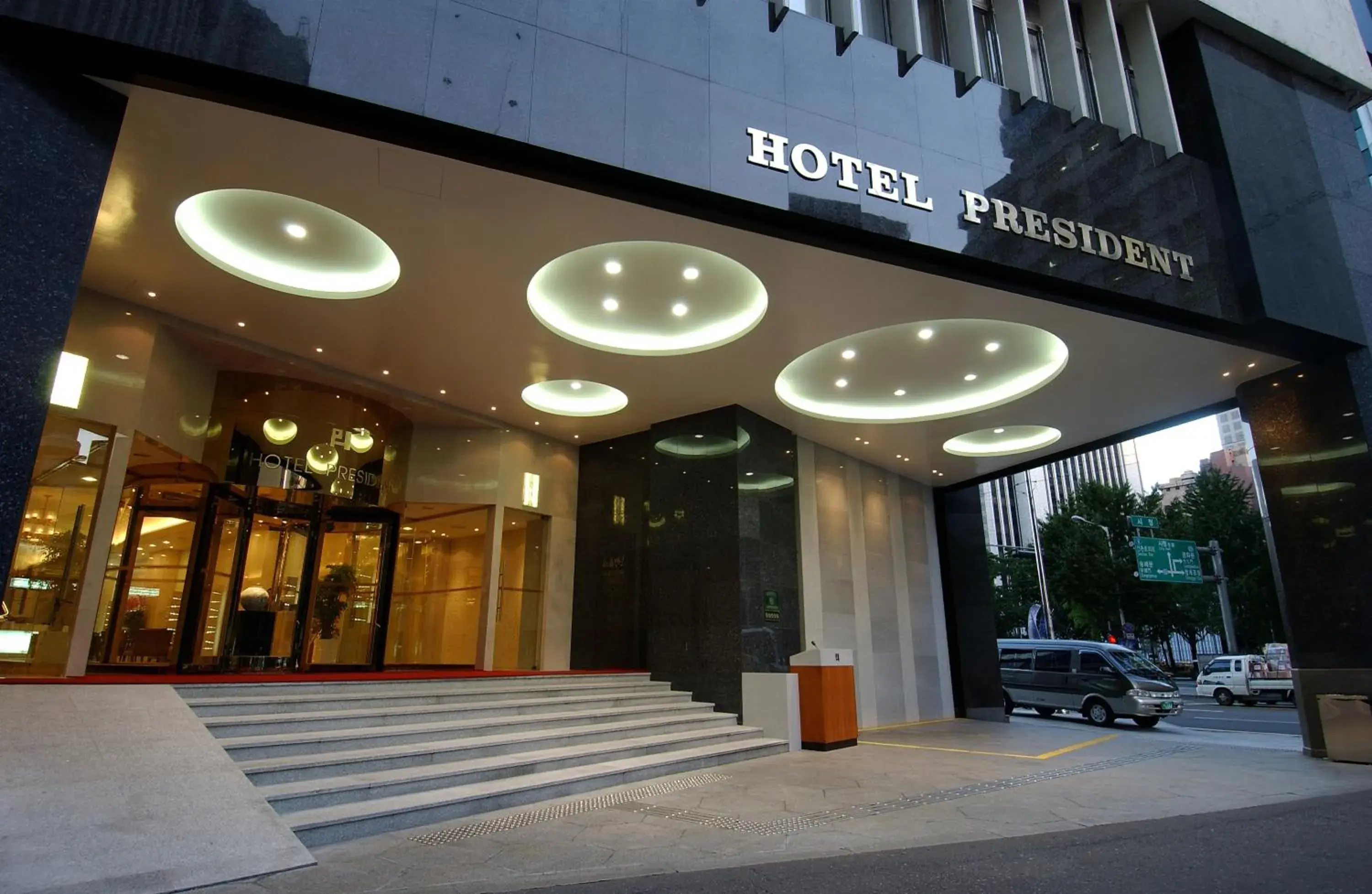 Facade/entrance in Hotel President Facade/entrance in Hotel President