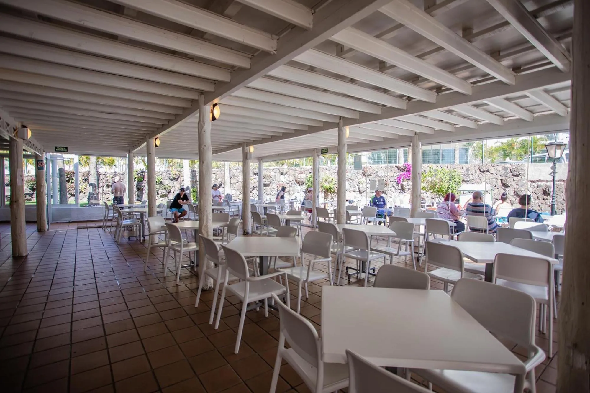 Lounge or bar in Servatur Waikiki