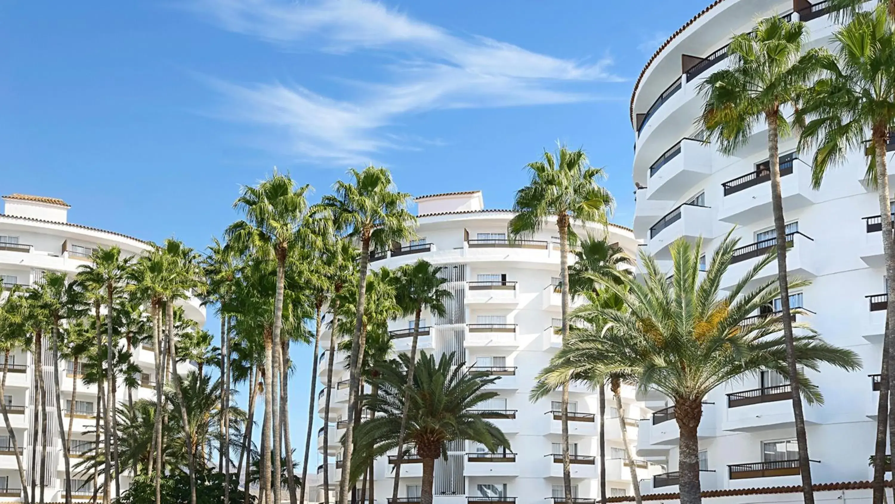 Property building in Servatur Waikiki Property building in Servatur Waikiki