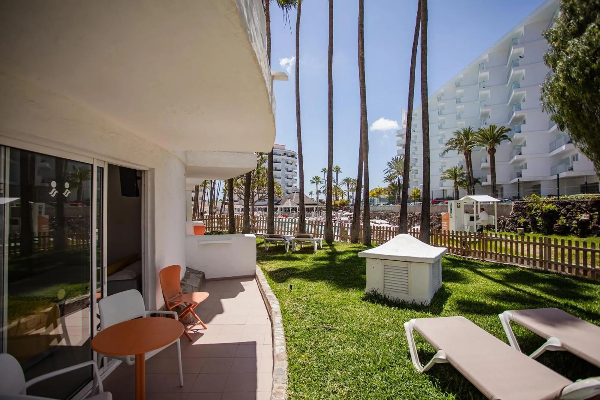 Photo of the whole room in Servatur Waikiki