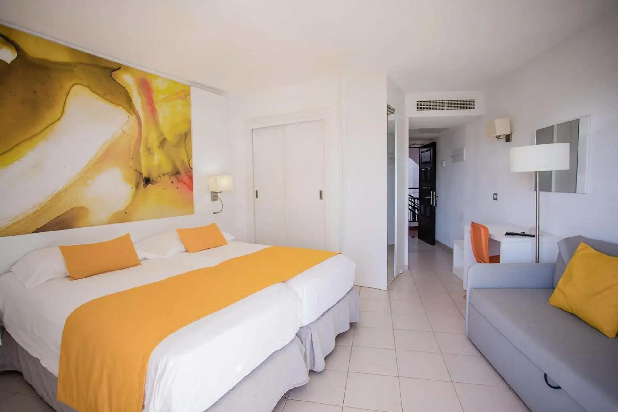 Photo of the whole room, Bed in Servatur Waikiki Photo of the whole room, Bed in Servatur Waikiki