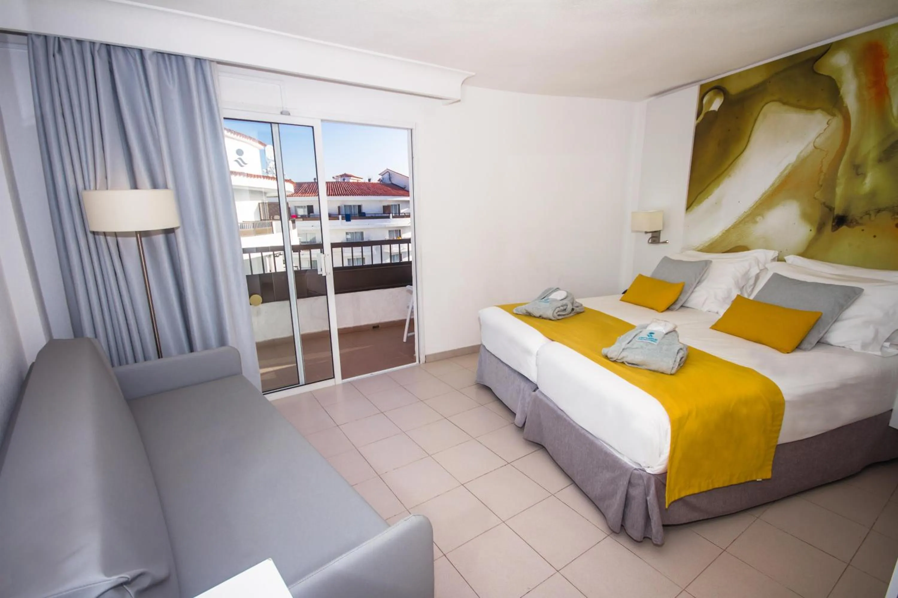 Photo of the whole room, Bed in Servatur Waikiki