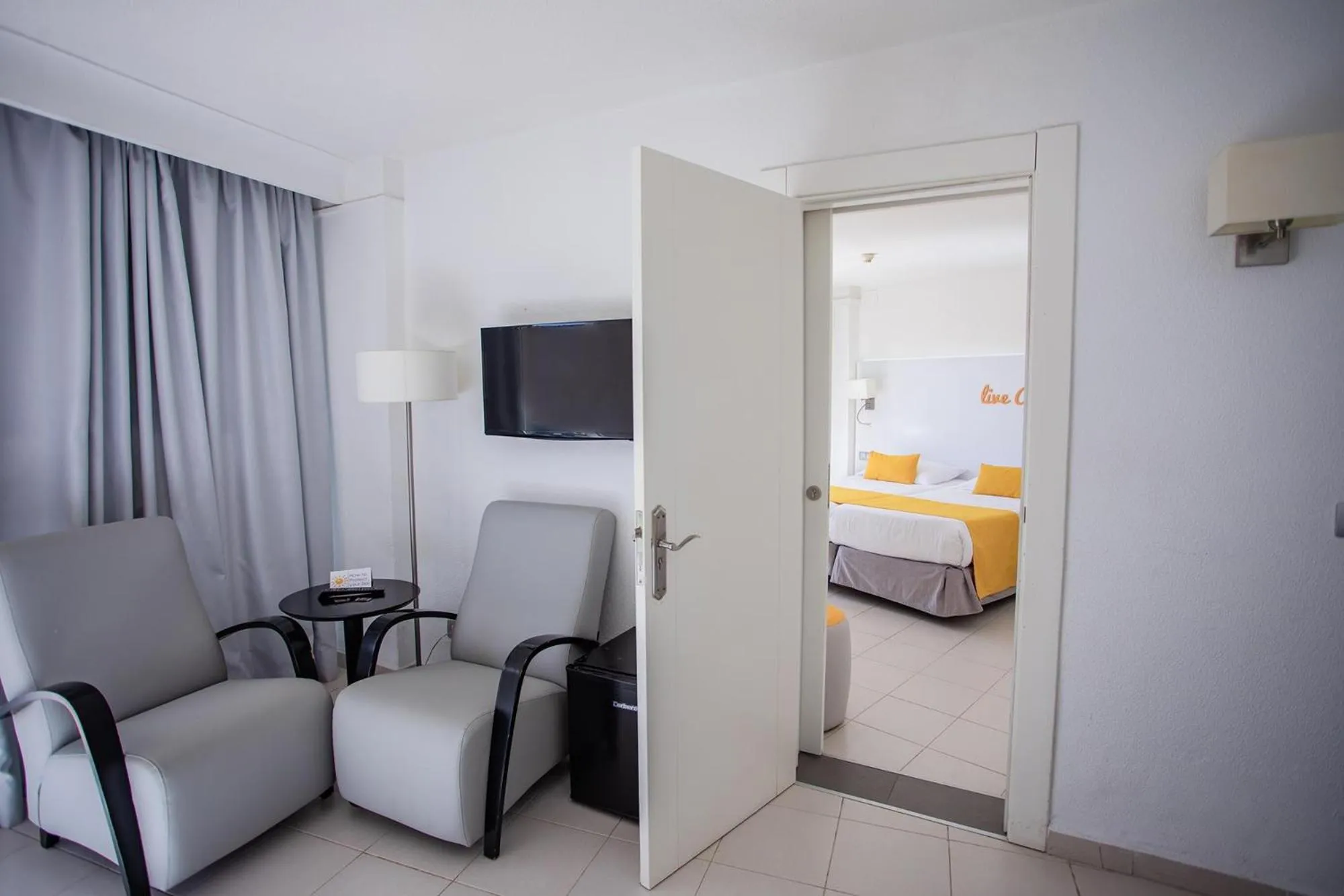 Photo of the whole room, Bed in Servatur Waikiki