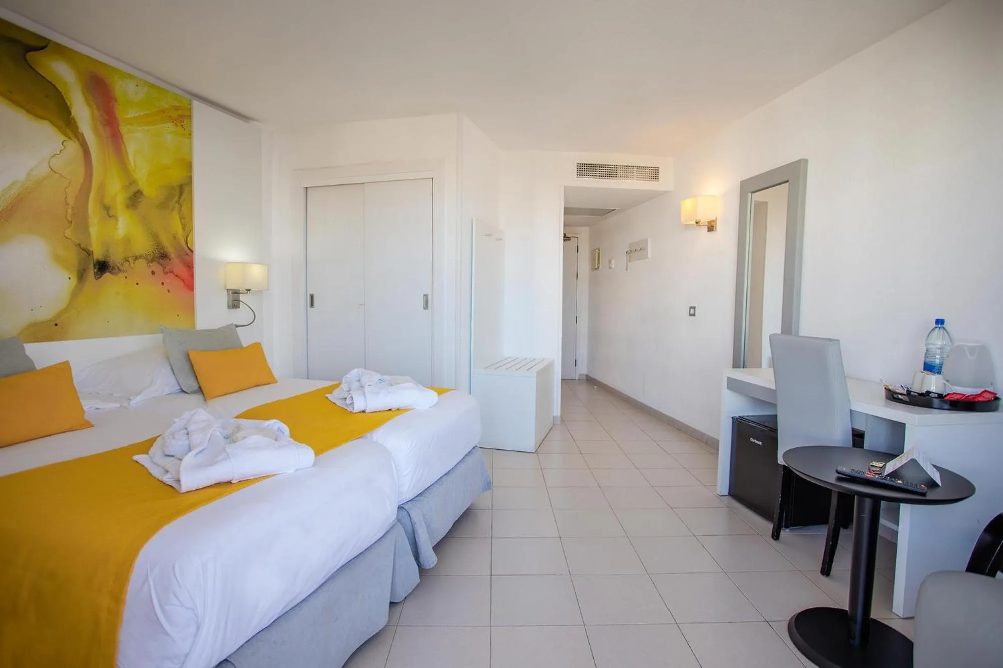 Photo of the whole room, Bed in Servatur Waikiki