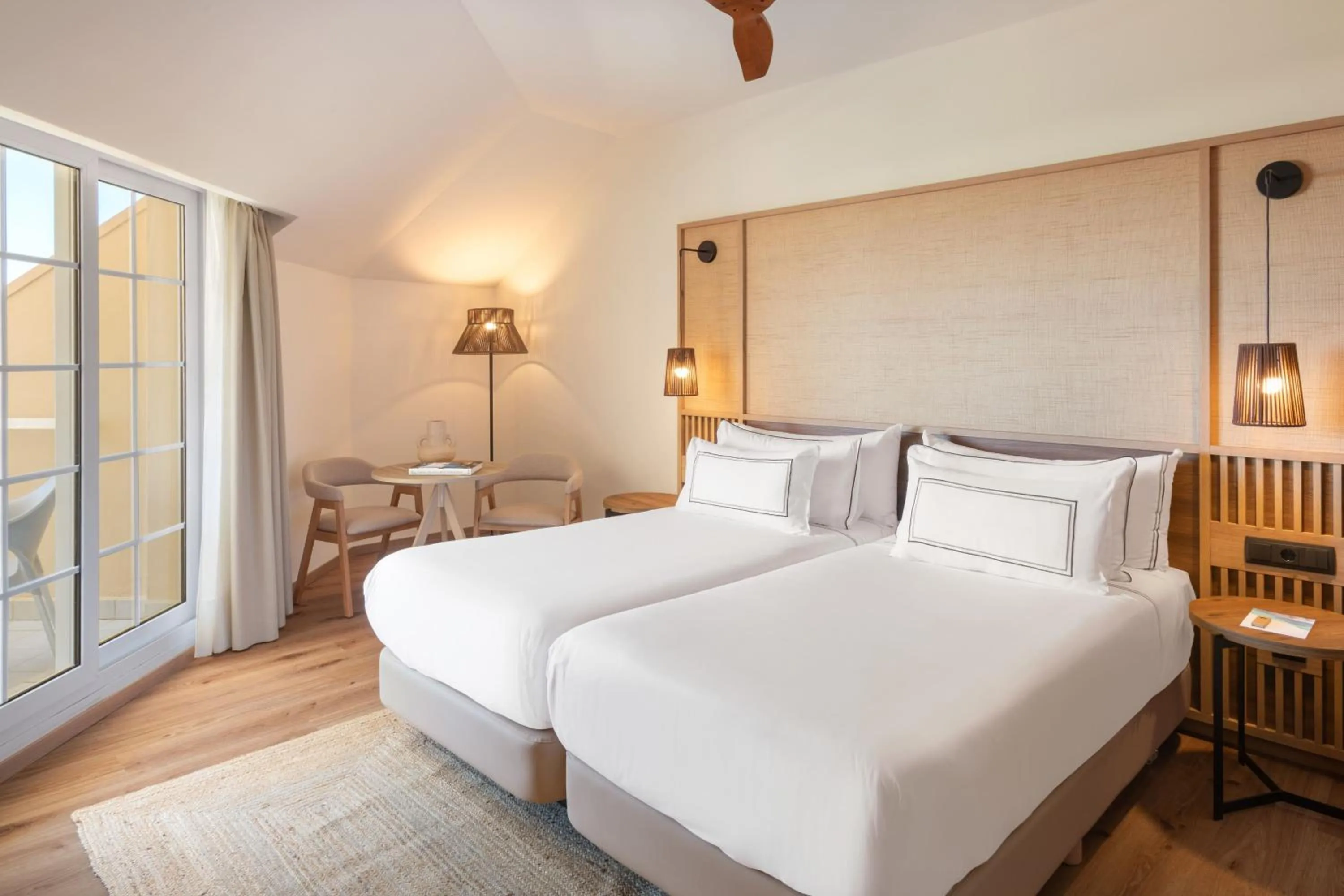 Property building, Bed in Meliá Isla Canela