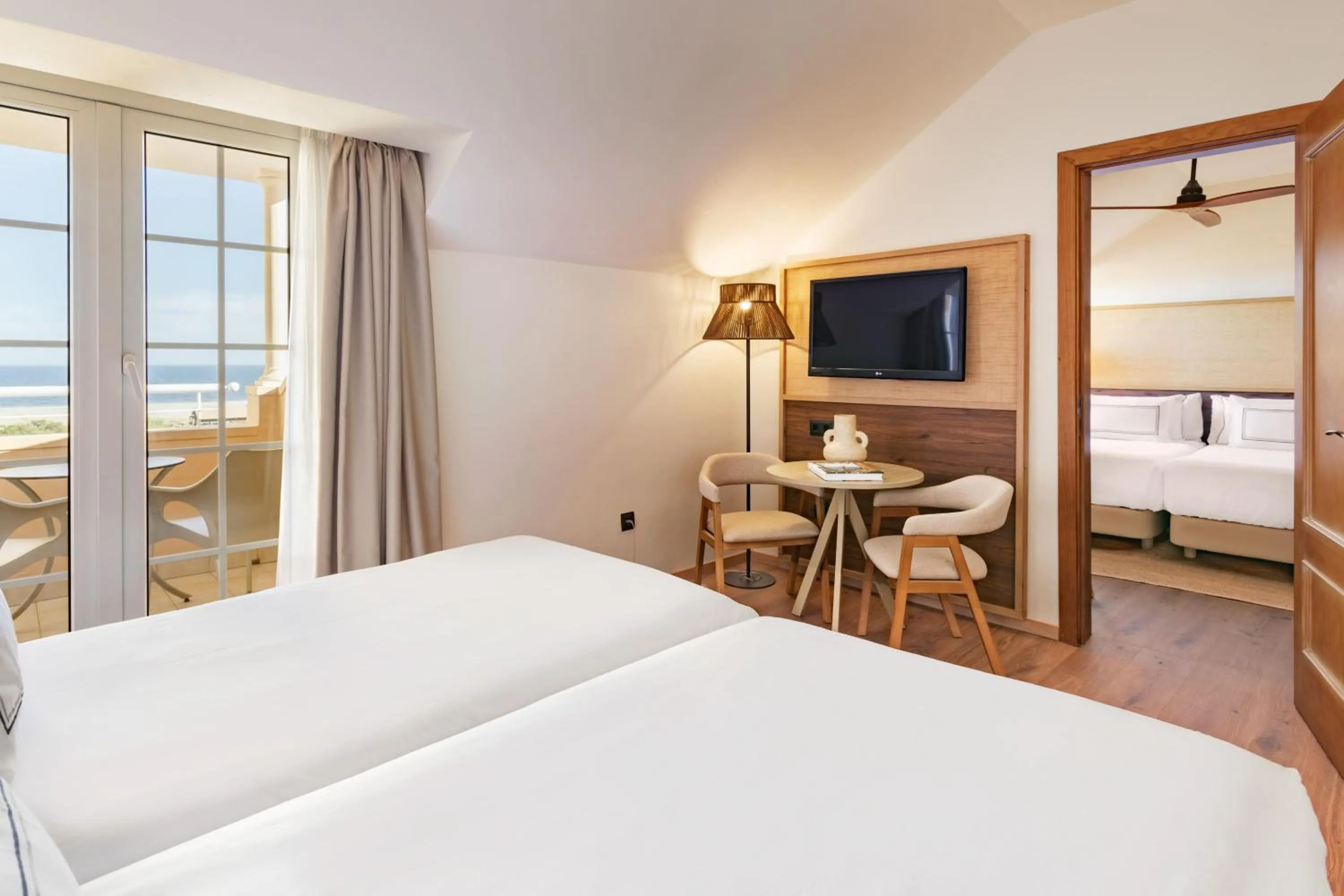 Property building, Bed in Meliá Isla Canela