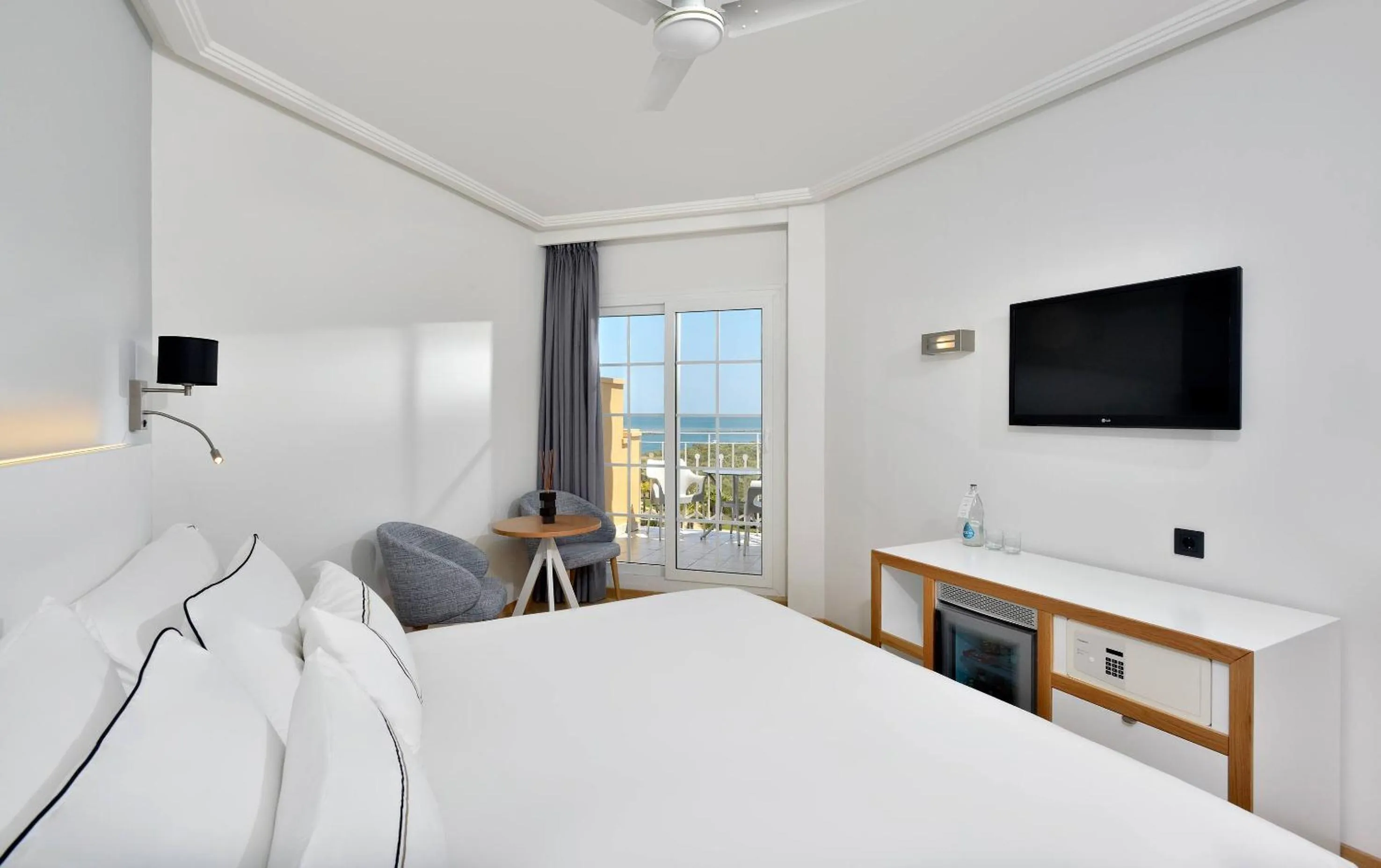 Property building, Bed in Meliá Isla Canela